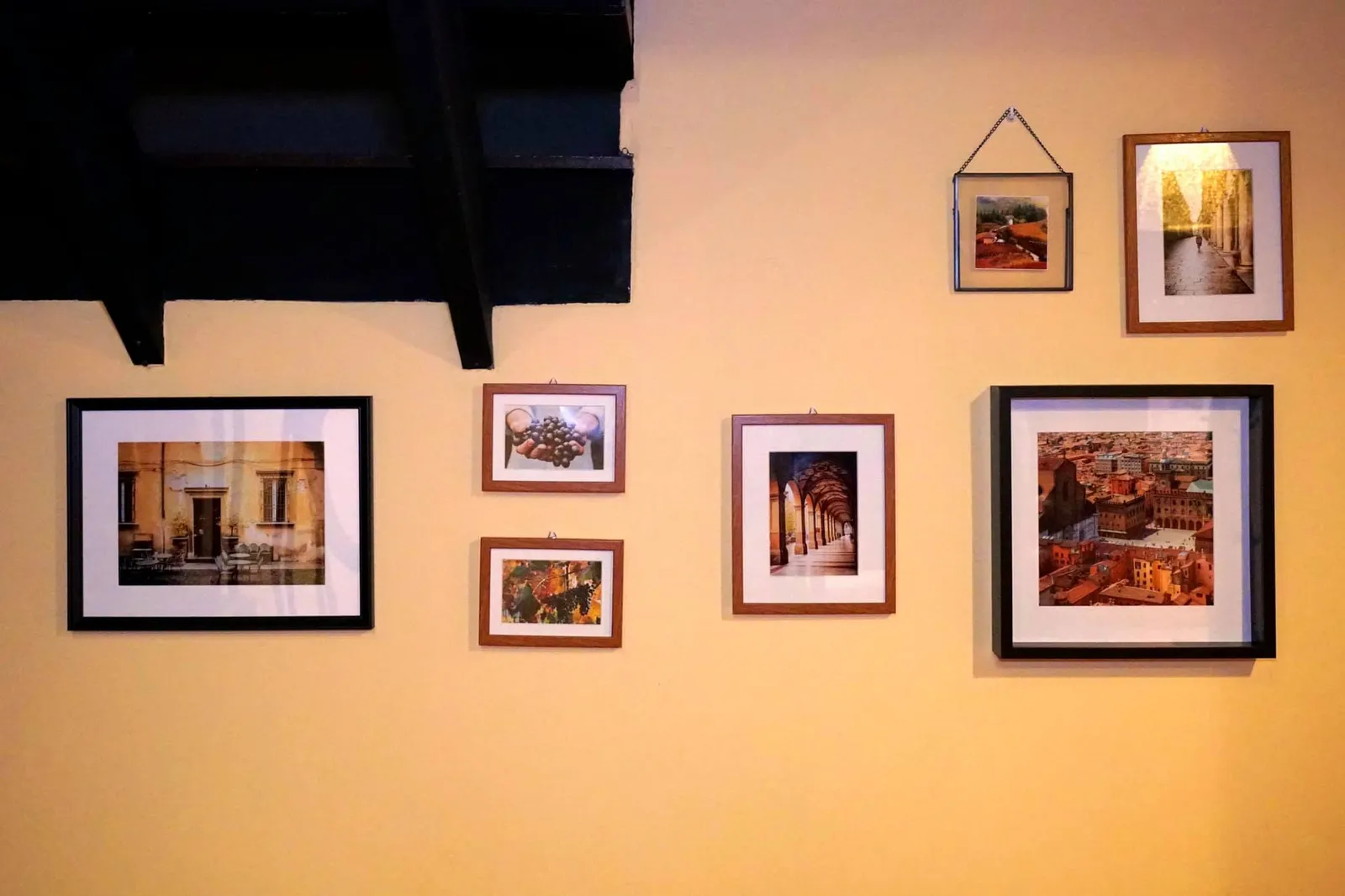 บนผนังมีรูปวาดและรูปถ่ายรวมถึงแผนที่ของเมืองต่าง ๆ ในแคว้น Emilia-Romagna แขวนประดับเอาไว้บ่งบอกถึงอัตลักษณ์ที่ชัดเจนของห้องอาหารแห่งนี้