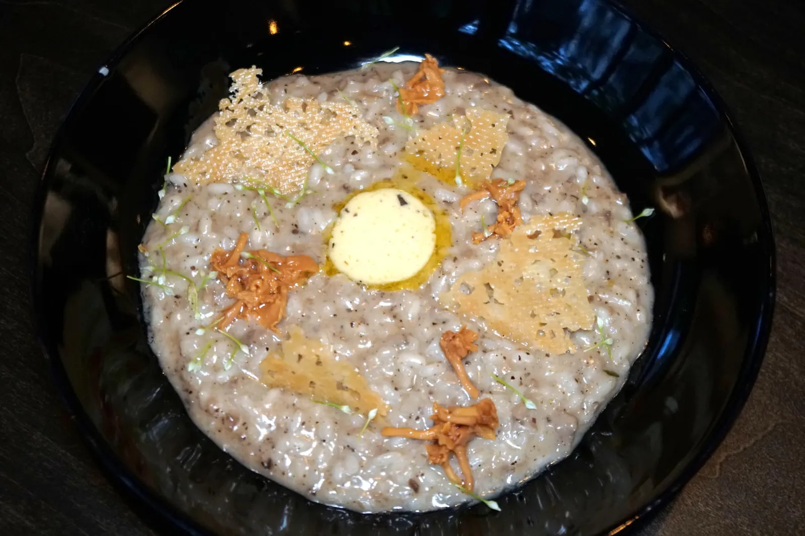 BLACK TRUFFLE RISOTTO (530++) Mushroom Duxelles / Truffle Butter / Parmesan / Chive Flowers อีกหนึ่งจานที่โดดเด่นมากในวันนี้คือ “รีซอตโต้ทรัฟเฟิล” และเนื่องจากเชฟเป็นคนฝรั่งเศสฉะนั้นรีซอตโต้ที่นี่จึงทำออกมาในสไตล์ฝรั่งเศส ข้าวรีซอตโต้สุกกำลังดี เราชอบที่เชฟใส่ทรัฟเฟิลบัตเตอร์มาตรงกลางช่วยเพิ่มความหอม มัน ครีมมี่ให้กับจาน ด้านบนเป็นดุ๊กแชล์เห็ด, พาเมซานชิปส์ และดอกไชฟว์ ขอแนะนำให้ขอพาเมซานชีสจากร้านมาโรยด้านบนให้มีรสเค็มอีกสักนิด จานนี้ถือว่าอร่อยเกินราคาไปมากเลยล่ะ (13/20)