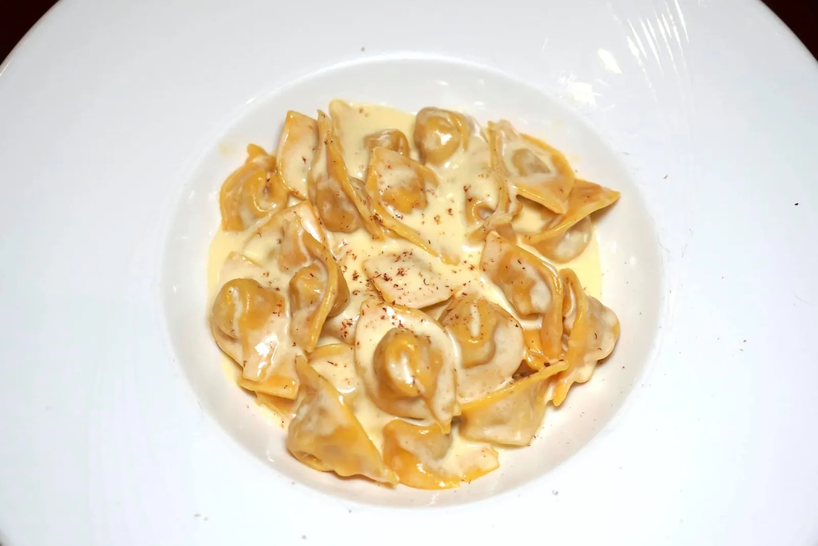Tortellini Artusiani (Recipe From Pellegrino Artusi) (350++) Classic roasted mix pork meat small ravioli in creamed Parmigiano Reggiano. ห้ามพลาดเมนูพิเศษที่เชฟ Stefano ได้รับแรงบันดาลใจมาจาก La scienza in cucina e l'arte di mangiar bene ("Science in the Kitchen and the Art of Eating Well") หนังสือ Cookbook ที่ประพันธ์โดยนักเขียนนามว่า Pellegrino Artusi และถูกยกให้เป็นหัวใจสำคัญของอาหารอิตาลียุคใหม่ “ตอเตลลินี่ อาตูเซียนี่” เป็นพาสต้าทรงเกี๊ยวขนาดเล็ก ด้านในสอดไส้เนื้อหมู ต้มจนสุกแบบ Al Dente เสิร์ฟมาในซอสครีม Parmigiano Reggiano หอม มัน อร่อยสมกับเป็นเมนูโบราณอายุกว่า 200 ปี (13/20)
