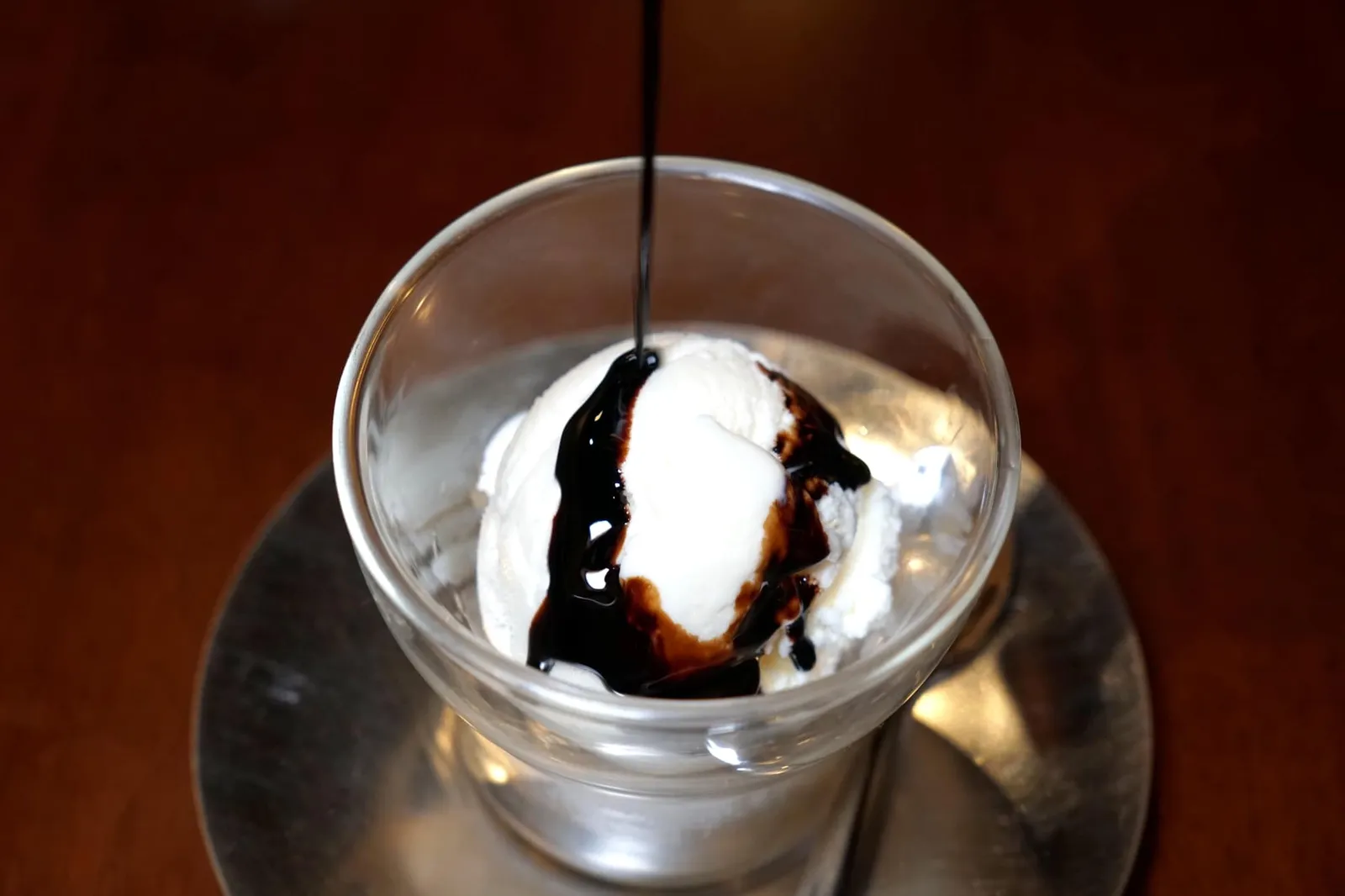 Gelato Al Balsamico (190++) Fior di latte ice cream drizzled with aceto balsamico tradizionale. ขอแนะนำ “เจลาโต้ บัลซามิโก้” เชฟใช้ไอศกรีม Fior di Latte ราดด้วยน้ำส้มบัลซามิค Aceto Balsamico Tradizionale ของขึ้นชื่อจากเมือง Modena ในปริมาณที่พอเหมาะ (12/20)