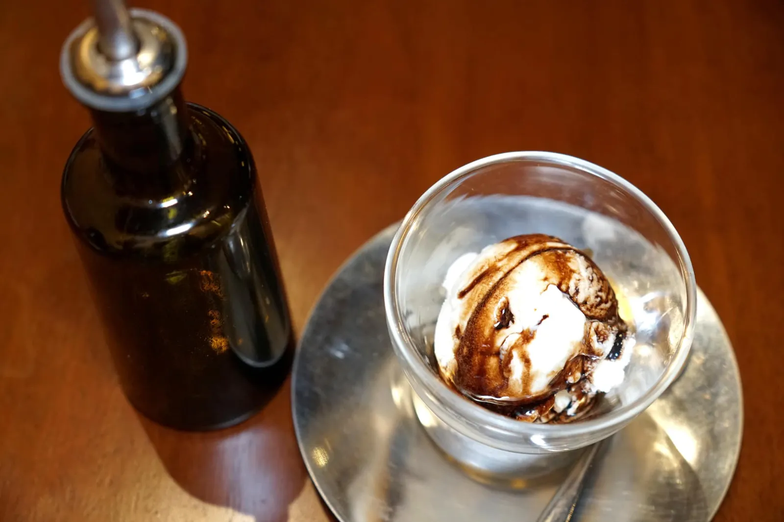 Gelato Al Balsamico (190++) Fior di latte ice cream drizzled with aceto balsamico tradizionale. ไอศกรีม Fior di Latte มีหอม หวาน มันจากครีมชั้นดี ตัดกันกับความเปรี้ยวหวานของบัลซามิคได้อย่างลงตัว (12/20)