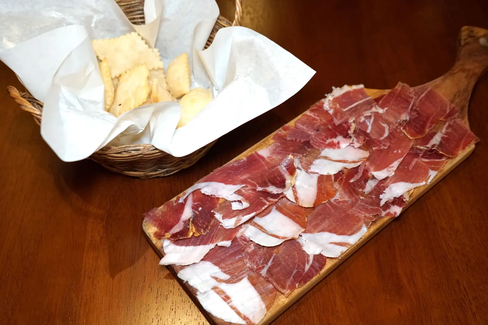 Parma Sant'Ilario 50 g (380++) Best Parma ever. “ปาม่า ซันติลาริโย่” เป็นแฮมที่ขึ้นชื่อว่าคุณภาพที่เป็นอันดับต้น ๆ ของโลก ทั้งยังเป็นความภาคภูมิใจของประชาชนในแคว้น Emilia-Romagna อีกด้วย ตัวแฮมมีความหนึยที่พอดี รสชาติเค็มอุมามิ มีกลิ่นหอมเฉพาะตัว เสิร์ฟมาให้ทานกับ Gnocco Fritto หรือมันฝรั่งทอด (13/20)