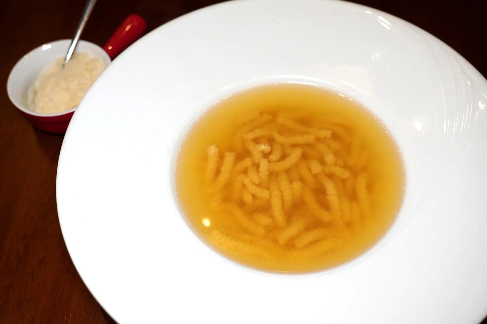 Passatelli (230++) Traditional breadcrumbs egg and Parmigiano Reggiano pressed dumpling. “ปาซซาเตลลี่” เป็นพาสต้าพื้นเมืองที่มีต้นกำเนิดมาจากภูมิภาค Marche และแผ่ขยายมายังภูมิภาค Emilia-Romagna ที่อยู่ติดกัน แม้จะขึ้นชื่อว่าเป็นพาสต้าแต่ตัว Passatelli นั้นได้จากการนำเศษขนมปัง, ไข่ และชีส Parmigiano Reggiano มาคลุกให้เข้ากัน จากนั้นนำมากดให้เป็นแท่ง เสิร์ฟมาในซุปพื้นบ้านที่เรียกกันว่า Brodo di Cappone (13/20)