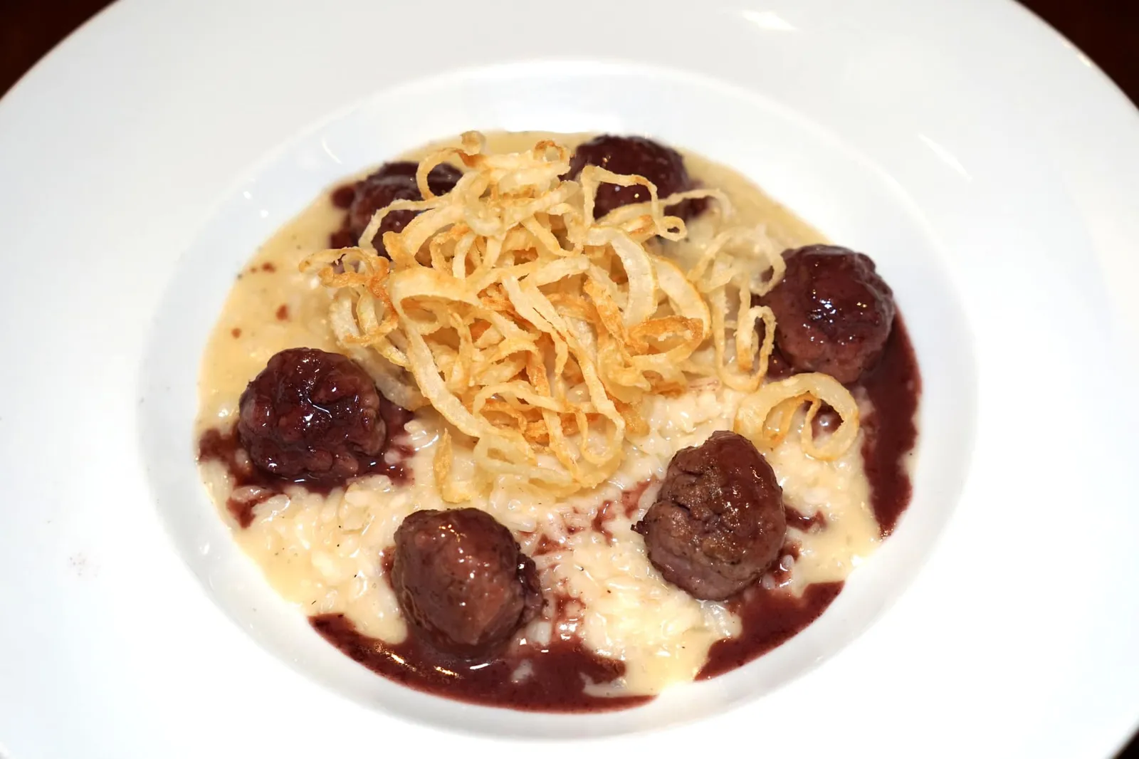 Risotto Salsiccia e Lambrusco (420++) Carnaroli rice cooked with Italian sausage and Lambrusco red wine topped with crispy onion. จานนี้คือ “รีซอตโต้ ซัลซิคชา อี ลัมบรูสโก้” ข้าวรีซอตโต้หุงในน้ำสต็อกและชีส Parmigiano Reggiano จนได้ความกรึบแบบ Al Dente ทั้งยังมีส่วนผสมของ Lambrusco ไวน์แดงแบบ Sparkling red wine ที่นิยมกันมากในแคว้น Emilia-Romagna ด้านบนคือไส้กรอกอิตาลี มีรสชาติอมเปรี้ยวนิด ๆ เนื้อสัมผัสค่อนข้างเฟิร์มแต่ไม่แข็ง มีกลิ่นหอมเฉพาะตัว ทอปด้วยหัวหอมทอดช่วยเพิ่มความกรอบขณะรับประทาน (13/20)