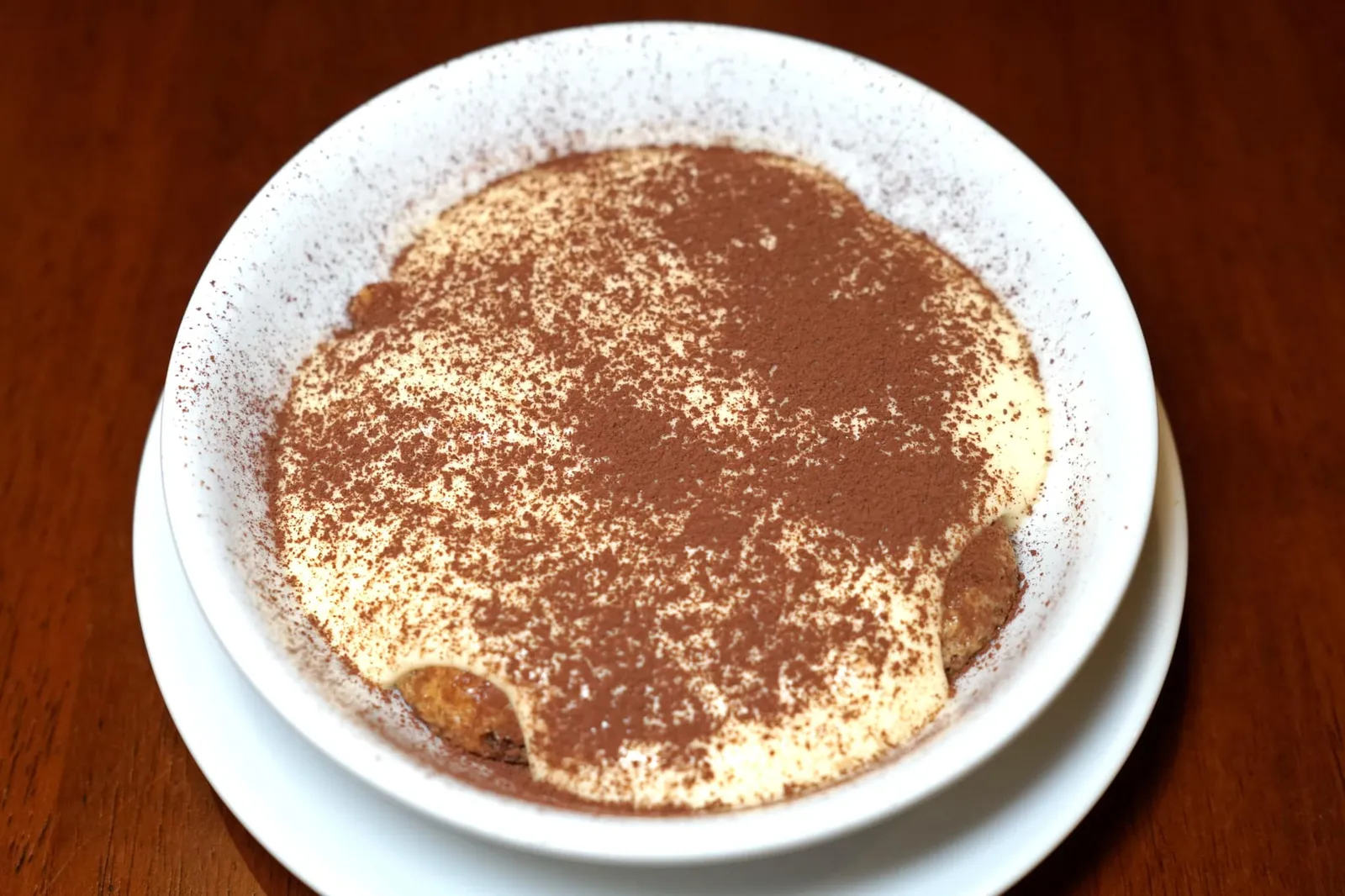Tiramisu (220++) Timeless all time favorite Italian dessert combing espresso-dipped lady fingers and creamy lightly sweetened mascarpone mousse, dusted with bitter cocoa powder. “ทิรามิสุ” ขนมหวานสุดคลาสสิคที่ร้าน Via Emilia นำเสนอออกมาในรูปแบบดั้งเดิมโดยการนำเลดี้ฟิงเกอร์ไปจุ่มลงในกาแฟเอสเปรซโซ่ จากนั้นวางลงไปบนมูสมันคาโปเน่หอมมันแล้วนำไปแช่เย็นจนเซ็ตตัว ด้านบนโรยด้วยผงโกโก้ให้รสขมช่วยดึงความหวานของมัสคาโปเน่ออกมาได้อย่างลงตัว (13/20)