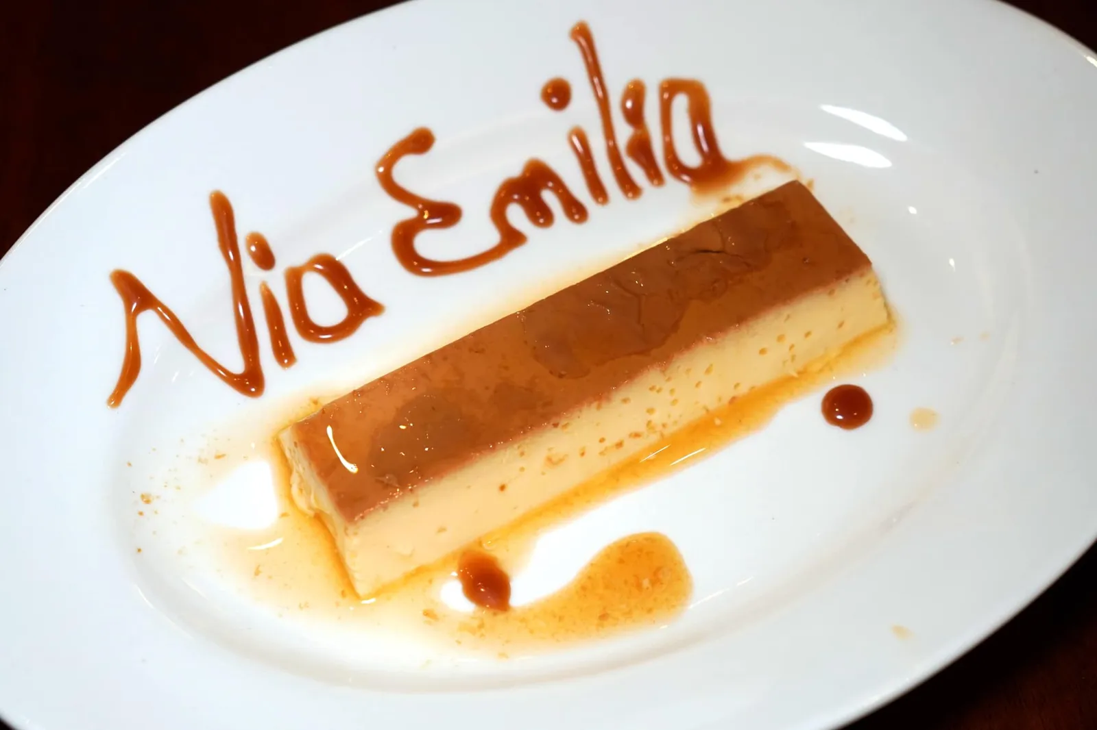 Latteruolo Al Caramello (190++) Romagna style Pellegrino Asturi Vanilla pod scented crème caramel, The ancient recipe. “ลัทเตรูโอโล่ อัล การาเมลโล่” คือขนมหวานยุคโบราณสไตล์ Romagna ซึ่งมีปรากฎอยู่ในหนังสือ Cookbook ชื่อว่า La scienza in cucina e l'arte di mangiar bene ("Science in the Kitchen and the Art of Eating Well") ประพันธ์โดย Pellegrino Asturi ตัวขนมมีลักษณะคล้าย Flan หรือ Crème caramel รสชาติหวานมัน มีกลิ่นหอมและรสขมนิด ๆ จากคาราเมลผสานกันกับกลิ่นหอมของวานิลลาได้อย่างลงตัว (12/20)