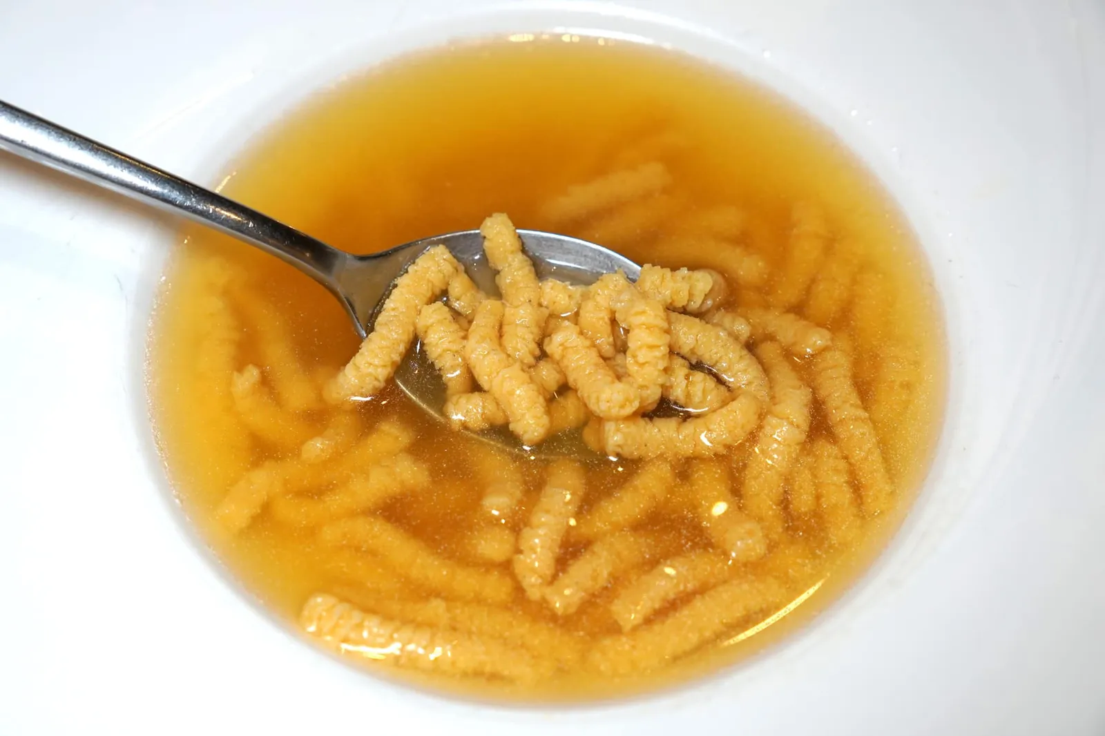 Passatelli (230++) Traditional breadcrumbs egg and Parmigiano Reggiano pressed dumpling. วิธีรับประทานให้เติมชีส Parmigiano Reggiano ลงไปในน้ำซุป Brodo di Cappone แล้วคนให้เข้ากัน ตัวซุปเสิร์ฟมาอุ่น ๆ รสชาติกลมกล่อมผสมผสานกับความหอมมันจากชีส ตอนเคี้ยวจะได้เนื้อสัมผัสกรึบจากพาสต้าเกล็ดขนมปัง ถือเป็นจานที่หาทานจากร้านอื่นได้ยาก (13/20)