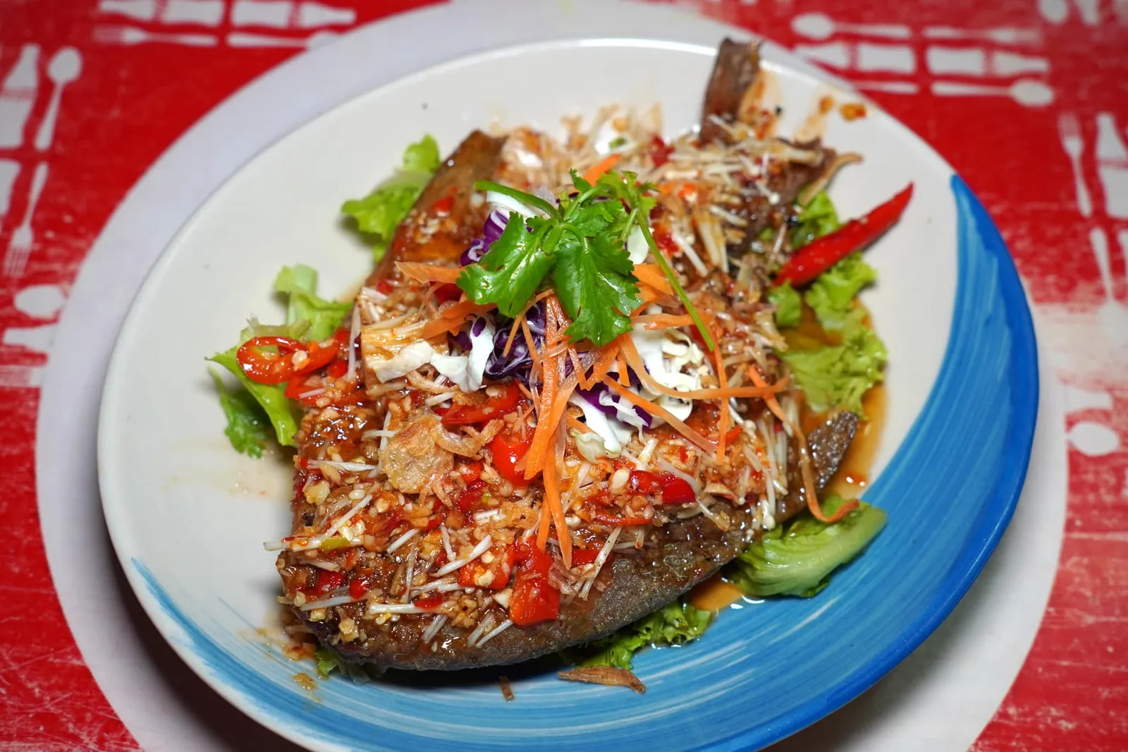 ปลาจาละเม็ดสามรส (200, *ราคาขึ้นอยู่กับน้ำหนัก) เมนูบ้าน ๆ ที่ทำเอาเราตกใจและประทับใจมาก ๆ ทั้งยังขอแนะนำให้เพื่อน ๆ ตามไปชิมกันคือปลาจาละเม็ด 3 รส หลังจากเลือกขนาดปลาที่ได้มาในแต่ละวันแล้วโกซ้งจะนำปลาลงทอดจนสุกได้ที่ จากนั้นใส่เครื่องปรุงลงไปผัดจนซึมเข้าเนื้อปลา (14/20)