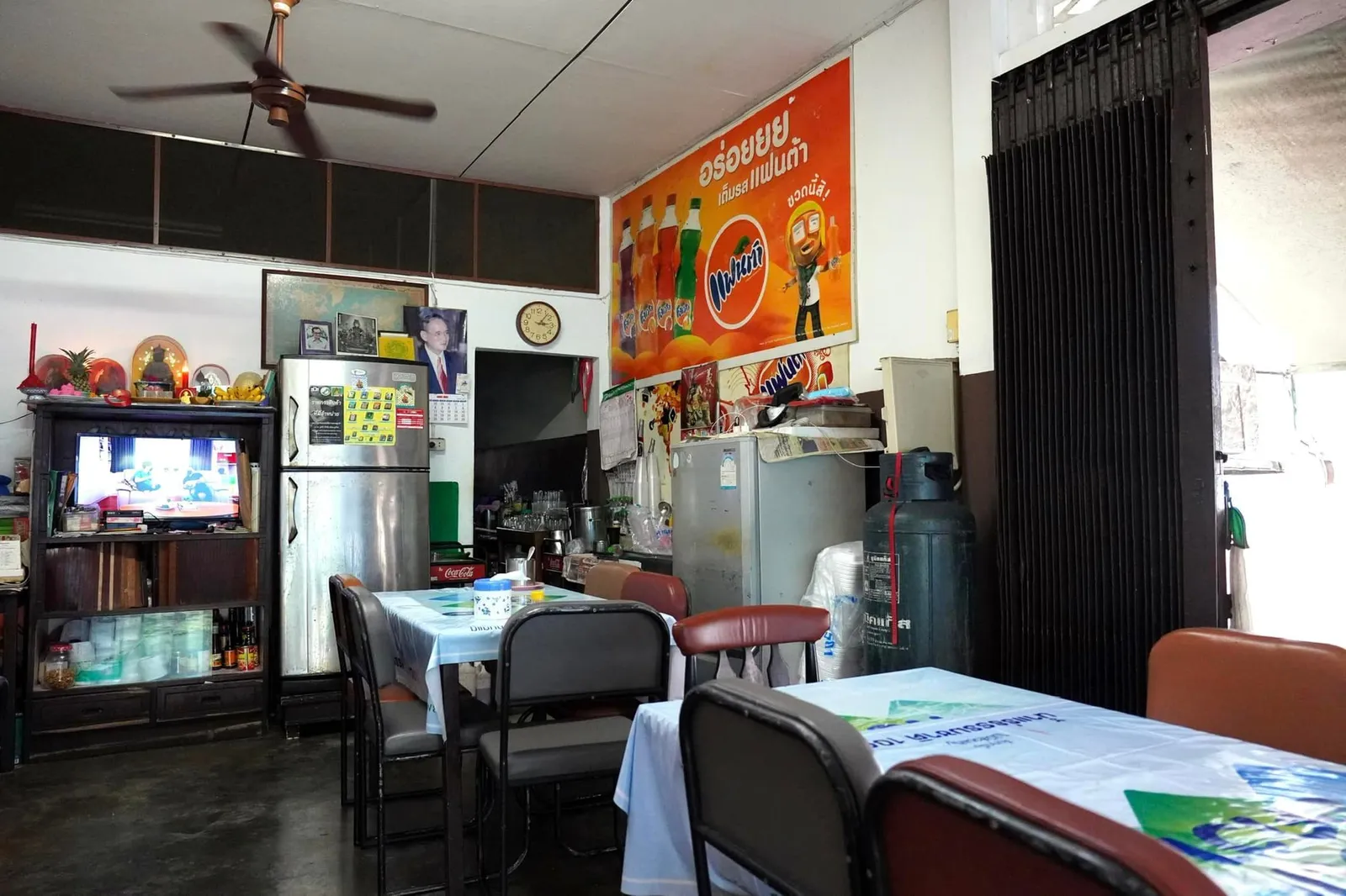 โกซ้ง ฅนโบราณเปิดทำการมาตั้งแต่ปี 1982 โดยตั้งอยู่หลังตลาดสด ขอบอกก่อนเลยว่าบริเวณโดยรอบนั้นดูจะไม่ถูกสุขอนามัยสักเท่าไหร่เพราะมีที่พักขยะอยู่ฝั่งตรงข้ามแต่บรรยากาศภายในร้านถือว่าพอใช้ได้