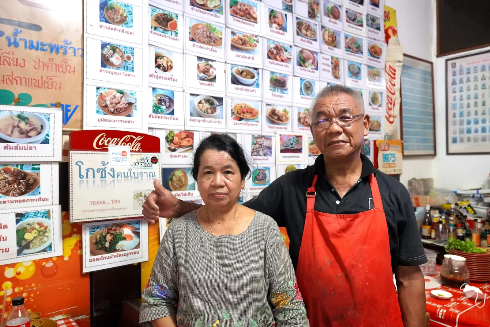 เจ้าของร้านโกซ้ง คุณบุญเสริฐ จงรักษ์วิทยา มีประสบการณ์เป็นเชฟในร้านอาหารไทย-จีนชื่อดังประจำเมืองอย่างภัตตาคารแหลมทองรวมไปถึงโรงแรมหรูระดับ 5 ดาวหลายแห่ง