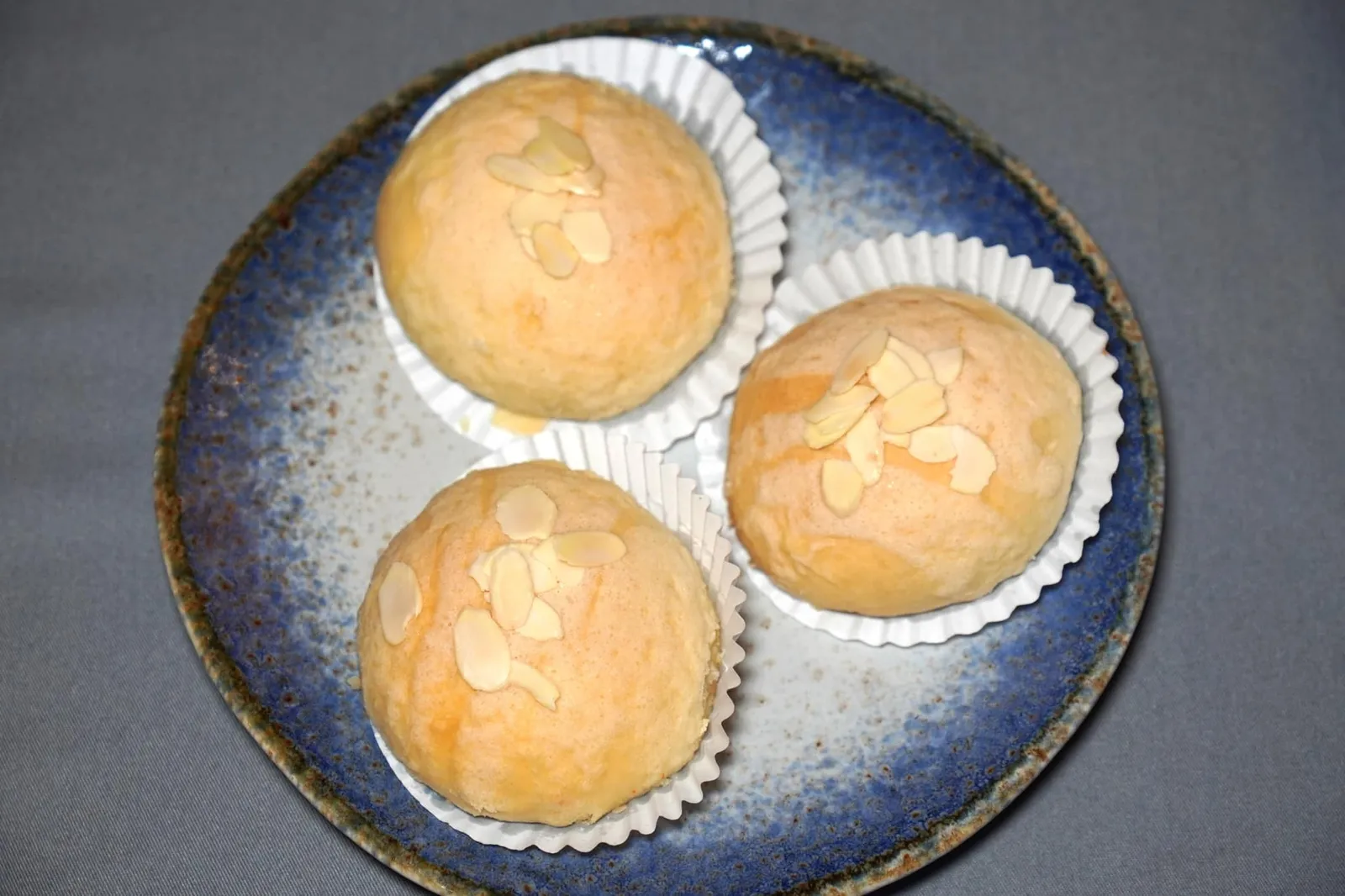 ซาลาเปาหิมะ (115++) Baked Snow Buns With Barbecued Pork ซาลาเปาหิมะเป็นจานที่เราผิดหวังที่สุดในมื้อ โดยปกติแล้วแป้งซาลาเปาในร้านระดับนี้ควรจะเซ็ตตัว กรอบนอก และลายลายในปากเมื่อเคี้ยว แต่ทั้ง 3 ชิ้นที่เราได้รับประทานวันนี้แป้งนิ่มไปมาก ทั้งยังลุ่ยง่าย เพียงหยิบขึ้นมาจากจานเพื่อจะยกถ่ายรูปฐานซาลาเปาก็แตกจนไส้ด้านในหล่นออกมาเองและต้องใช้ช้อนตักทานซึ่งไม่น่าจะเกิดในร้านอาหารระดับนี้ (10/20)