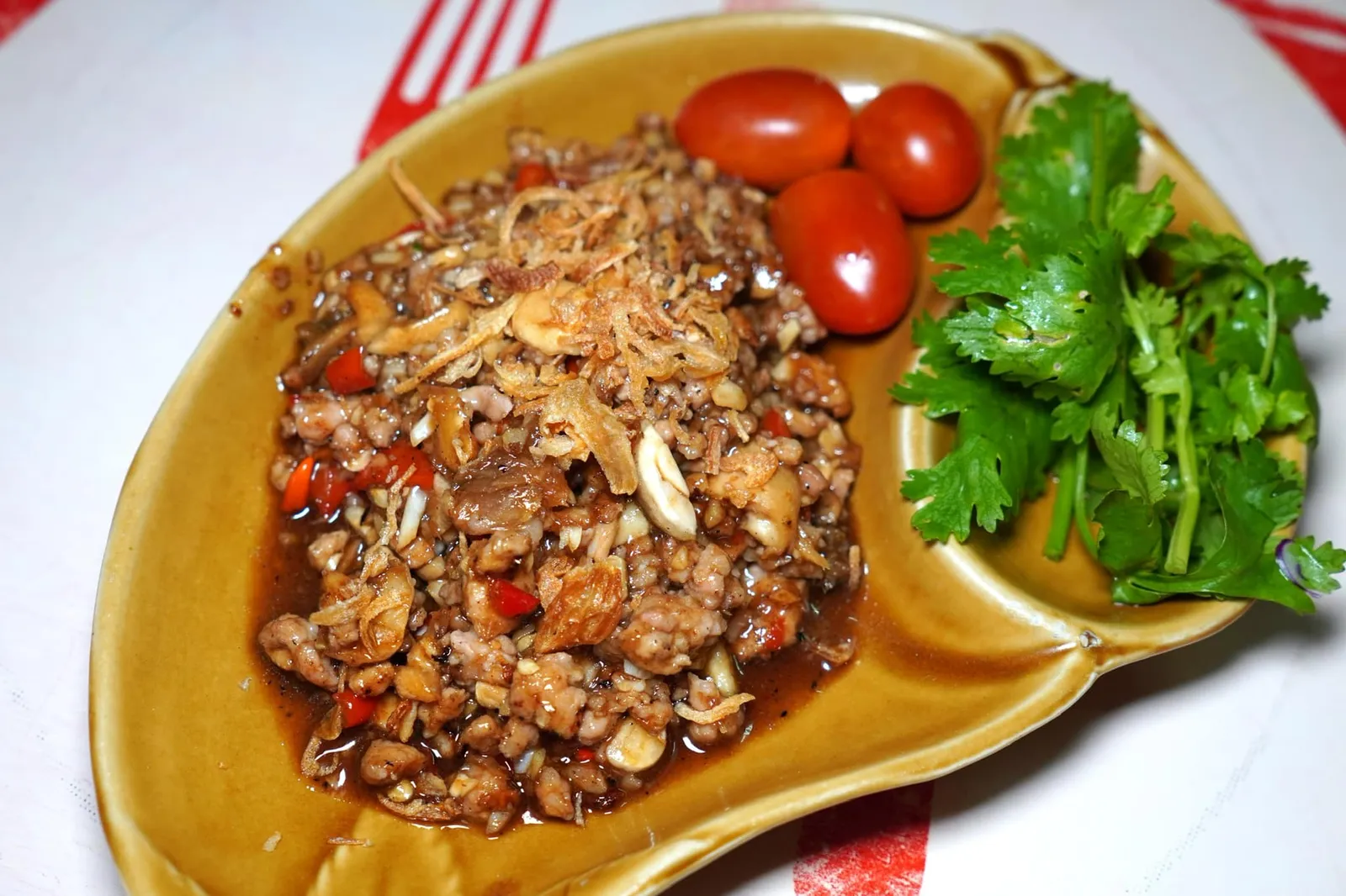 หมูสับผัดปลาเค็มจานเล็ก (100) จากนั้นนำปลาเค็มที่ได้มาผัดกับหมูสับ หมูสับที่ร้านตามสั่งมักผัดให้สุกจนแข็งแต่ที่นี่ยังคงมีความนุ่มอยู่มาก ความมันของหมูเคล้าไปกับรสชาติเค็มอุมามิของปลาเค็มและส่งกลิ่นหอมหวลเย้ายวนใจตัดด้วยรสเผ็ดเพียงเบา ๆ อร่อยชนิดที่หาใครเทียบได้ยาก รับประทานกับข้าวสวยร้อน ๆ สักจาน บอกเลยส่าฟินสุด ๆ (14/20)