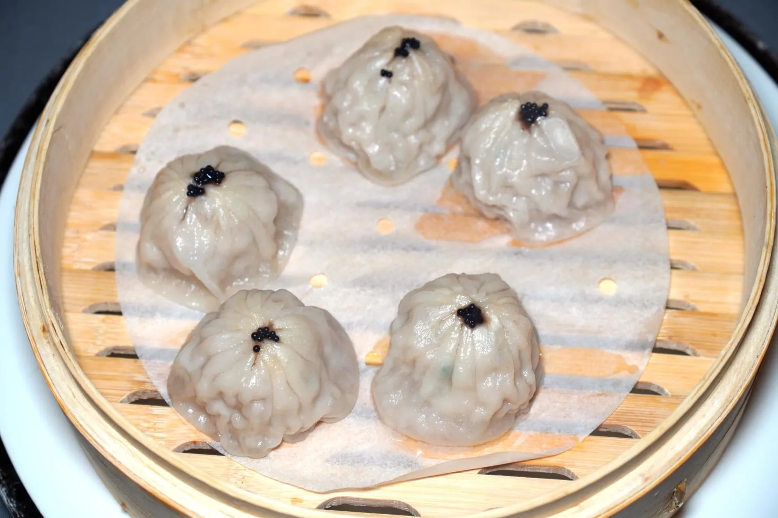 เสี่ยวหลงเปา (150++) Shanghai Xiao- Long-Bao เสี่ยวหลงเปามีอัตราส่วนของเนื้อหมูต่อซุปค่อนข้างเยอะ แม้แป้งจะบางแต่เนื้อหมูยังคงมีความกระด้างอยู่บ้าง ไม่ได้นุ่มละลายในปากอย่างที่เราคาดไว้ ส่วนรสชาติและกลิ่นน้ำซุปด้านในน่าจะปรุงออกมาได้หอมกว่านี้ (12/20)