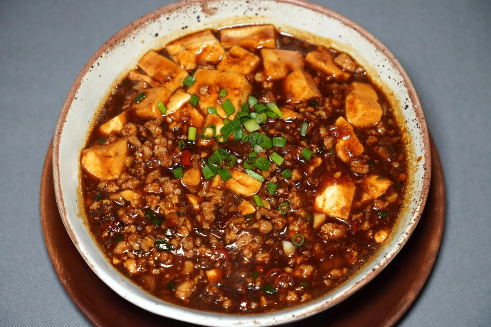 เต้าหู้หม่าผ่อ (240++) Mapo Tofu เต้าหู้หม่าผ่อ เมนูขึ้นชื่อจากมณฑลเสฉวน แม้จะเป็นถ้วยเล็กแต่ขนาดใหญ่พอสำหรับแบ่งกันได้ 3-4 คน เนื้อเต้าหู้นุ่มใช้ได้ อย่างไรก็ตามตัวซอสมีกลิ่นของซีอิ๊วจีนที่ค่อนข้างโดดเมื่อเทียบกับความมันและอโรม่าจากเครื่องเทศอื่น ๆ ความเผ็ดที่สัมผัสได้เป็นความเผ็ดจากพริกที่กระแทกเข้ามาตรง ๆ มากกว่าความเผ็ดชาแบบที่เราคาดหวัง (11/20)