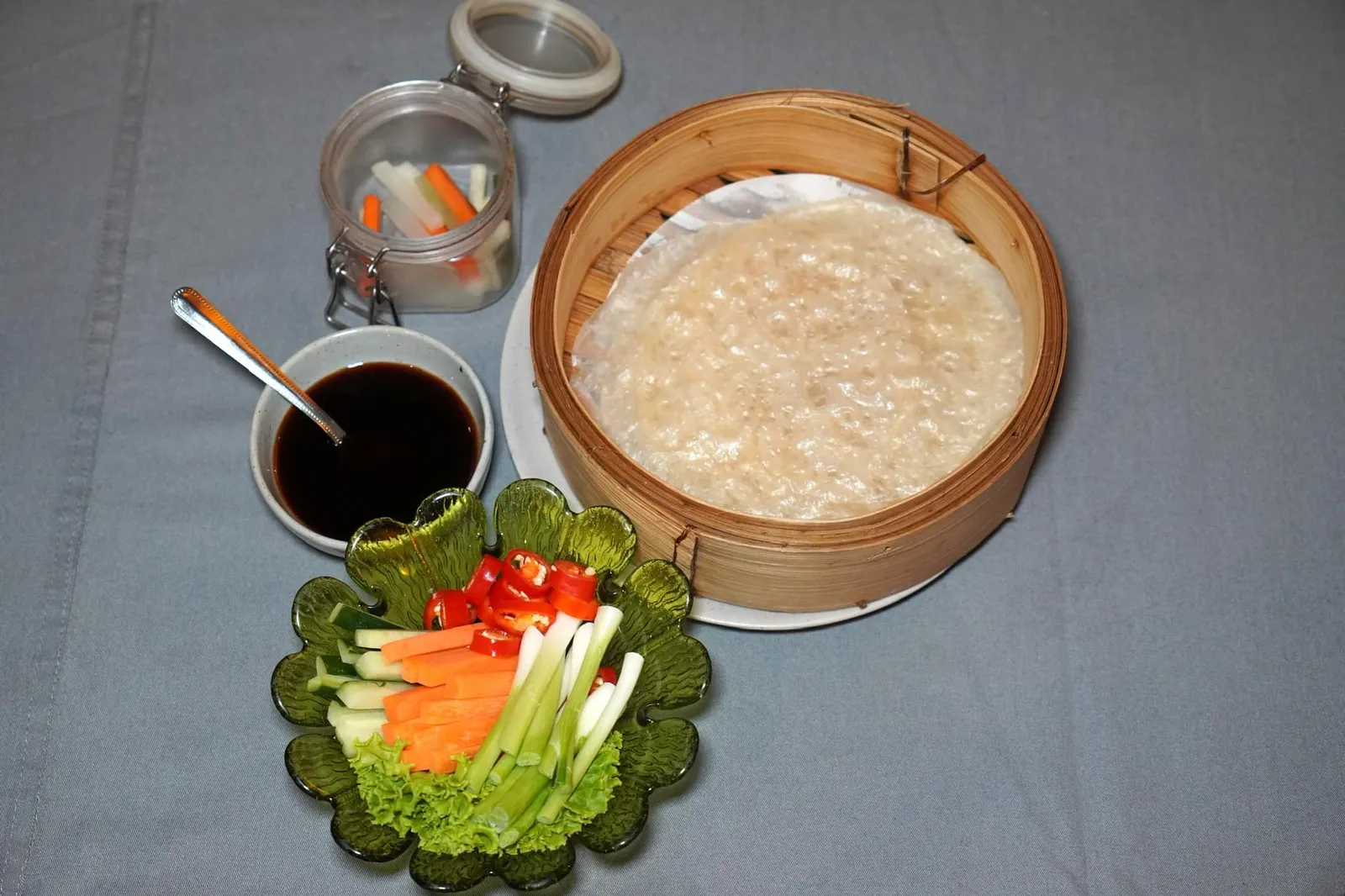 เป็ดปักกิ่ง (1,300++) Peking Duck อย่างไรก็ตามผักเคียงที่ให้มามีหลากหลายชนิด ให้ระวังผักชนิดอื่นนอกจาก้นหอมกับแตงกวาโดยเฉพาะแครอทดิบเพราะเมื่อรับประทานตัวแครอทจะไปแย่งเนื้อสัมผัสความกรอบจากหนังเป็ดและความนุ่มของแผ่นแป้งซึ่งเป็นพระเอกของคอร์สไปเกือบหมด (12/20)