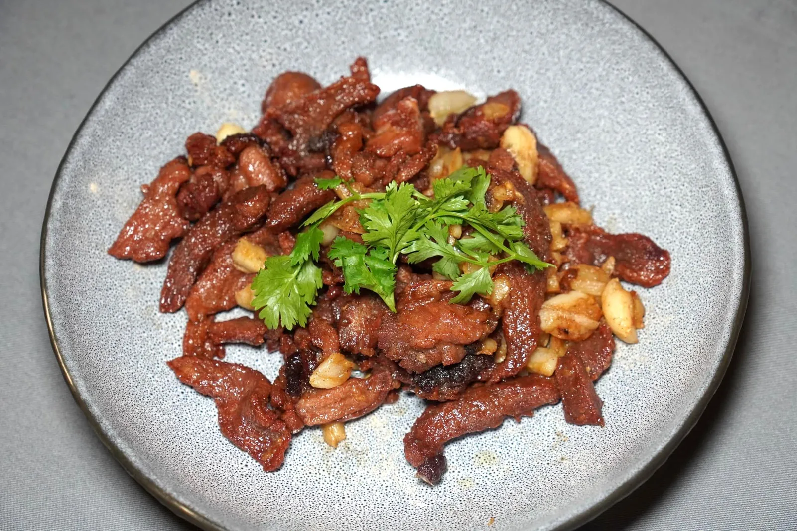 เป็ดปักกิ่ง (1,300++) Peking Duck คอร์สถัดมาเราเลือกเนื้อเป็ดไปทอดกระเทียม เป็นธรรมดาของเนื้อเป็ดที่ได้จากเป็ดปักกิ่งที่เนื้อสัมผัสจะค่อนข้างเหนียวจากการที่ย่างด้วยไฟแรงเพื่อให้ส่วนหนังกรอบแต่เนื้อด้านในยังไม่สุกดีและต้องนำมาผัดหรือทอดต่อนั่นเอง ส่วนรสชาติค่อนไปทางเค็มโดดพอสมควร (10/20)
