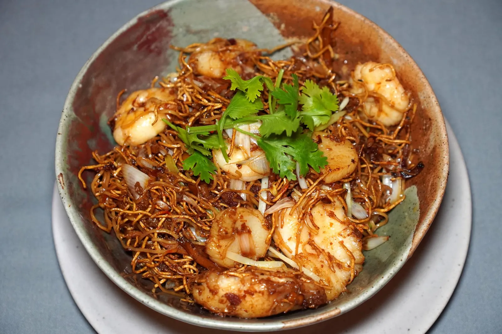 บะหมี่ผัดซอสเอ็กซ์โอซีฟู้ด (400++) Slow Cooked Egg Noodles Seafood X.O. Sauce เส้นบะหมี่ที่เชฟนำไปผัดกับซอสเอ็กซ์โอ ตัวซอสรสชาติดีแม้จะค่อนไปทางเค็มโดดอยู่บ้างแต่เส้นหมี่ที่ผัดออกมากลับไม่กรอบแต่มีความกระด้างอยู่มาก ส่วนโปรตีนอื่น ๆ สุกพอดี (11/20)