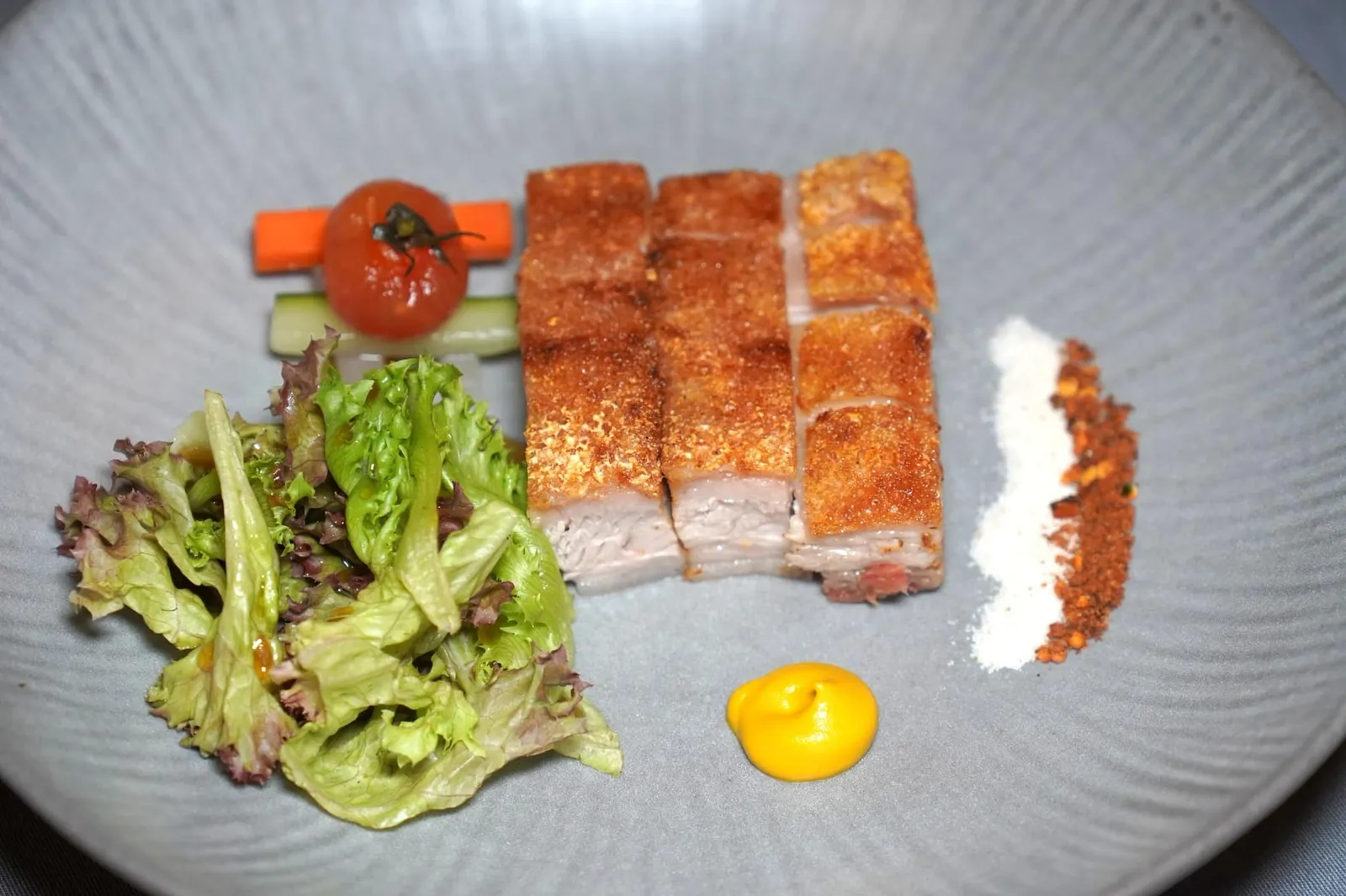 หมูกรอบ (350++) Roasted Crispy Pork Belly หมูกรอบที่นี่ทำหนังออกมากรอบใช้ได้แต่ชั้นไขมันยังไม่ฉ่ำเท่าที่ควร เสิร์ฟมากับซีอิ๊วและมัสตาร์ดพูเร (12/20)