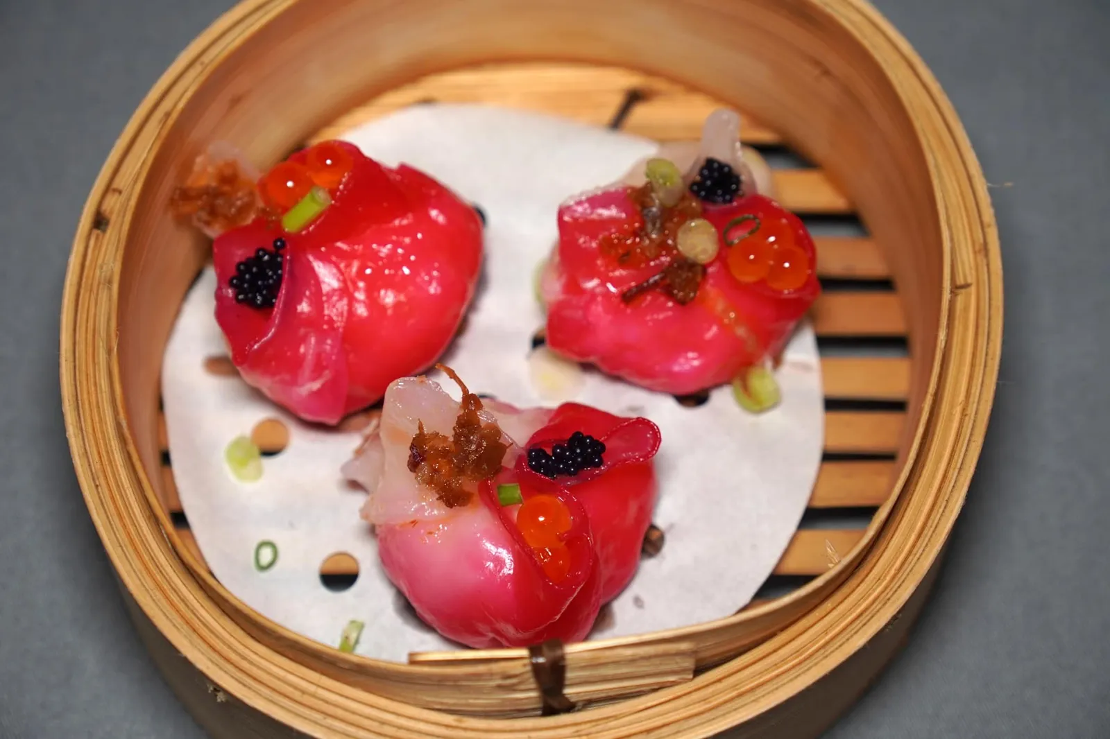 เกี๊ยวหอยเชลล์ (120++) Steamed Scallop Dumplings เกี๊ยวสีแดงชมพูสวยที่ห่อหุ้มเนื้อหอยเชลล์นึ่งอยู่ด้านใน ด้านนอกเป็นองค์ประกอบเพื่อชูรสชาติทั้งคาเวียร์ ไข่ปลาเทร้าต์ และซอสสูตรเฉพาะ แม้ขนาดจะค่อนข้างใหญ่แต่แนะนำให้รับประทานชิ้นเดียวให้หมดคำ (12/20)