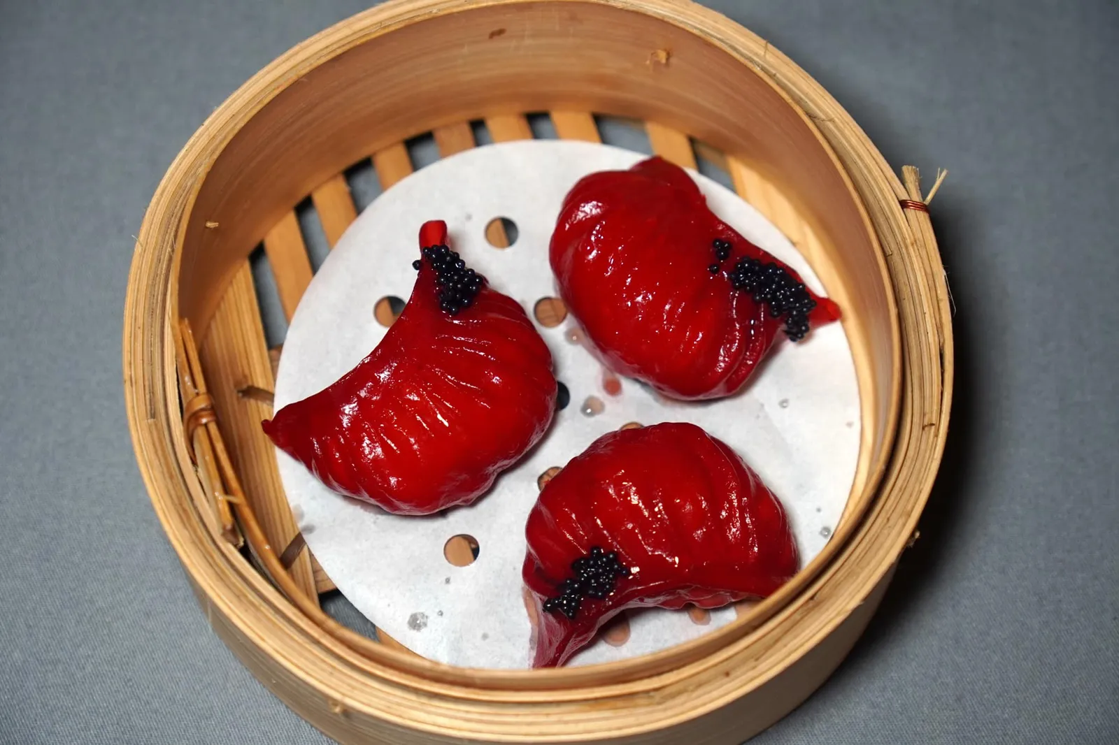 เกี๊ยวตับห่าน (185++) Steamed Foie Gras Dumplings เกี๊ยวสีแดงหน้าตาละม้ายคล้ายฮะเก๋า จับจีบสวยงาม แป้งไม่หนาจนเกินไป ด้านในสอดไส้ฟัวกราส์เนื้อเนียน ครีมมี่ ไม่มีกลิ่นคาว ตัดเนื้อสัมผัสกับคาเวียร์ที่ใส่มารอบนอกได้อย่างดี (13/20)