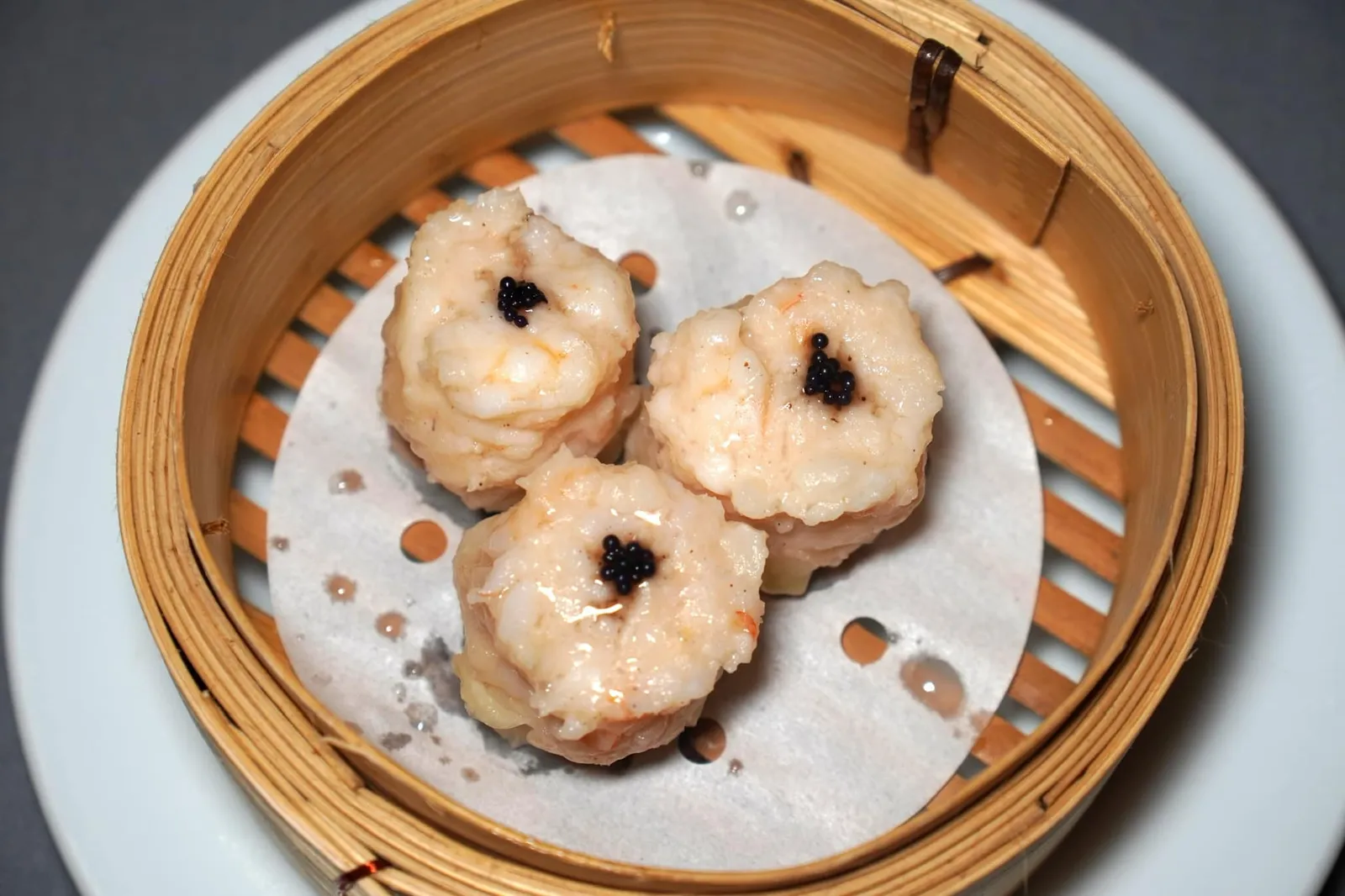 ขนมจีบกุ้ง (105++) Steamed Supreme Shrimp Dumplings จานที่ดีที่สุดในมื้อคือติ่มซำยอดนิยมอย่างขนมจีบที่จับจีบมาได้ดีมาก แป้งไม่หนา เนื้อกุ้งเด้ง หวาน ตัดกับความหนึบของคาเวียร์จิ๋วด้านบน (13/20)