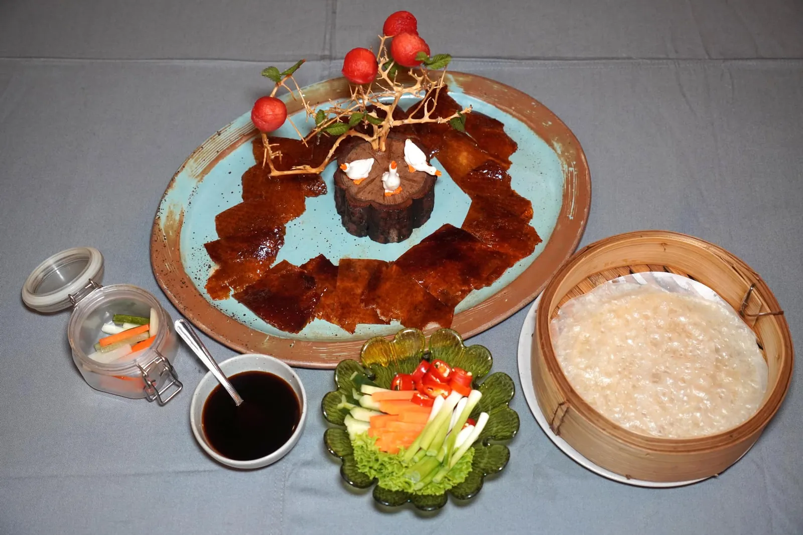 เป็ดปักกิ่ง (1,300++) Peking Duck เป็ดปักกิ่งถูกตกแต่งจานสวยงามเสิร์ฟมากับแผ่นแป้ง ซอสฮอยซิน ผักเคียง และผักดอง (12/20)