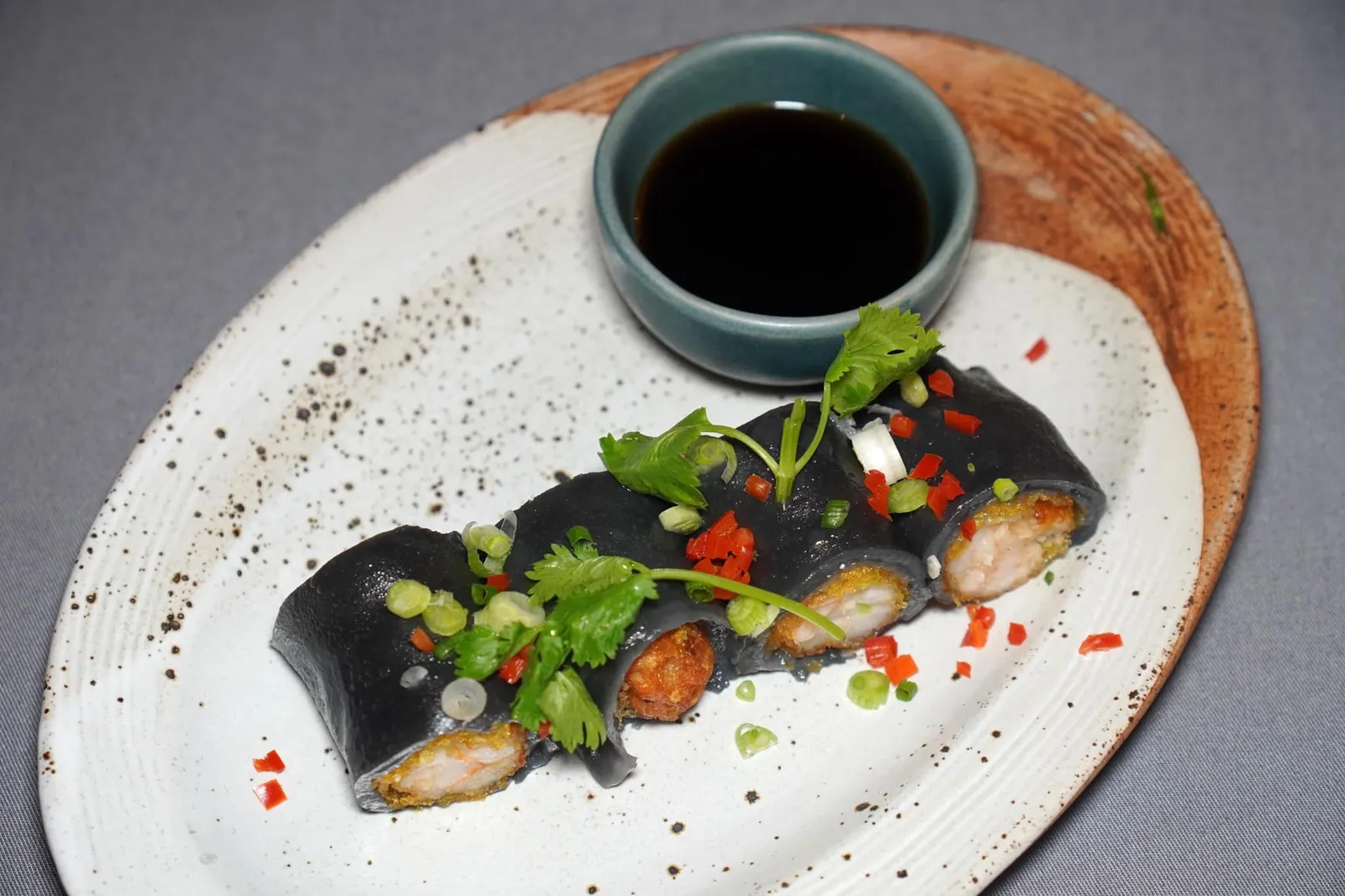 ก๋วยเตี๋ยวหลอดหมึกดำไส้กุ้งกรอบ (150++) Squid Ink Rice Noodle Rolls Filled With Crispy Shrimps ก๋วยเตี๋ยวหลอดได้สีจากหมึกดำ เนื้อกุ้งด้านในพันห่อด้วยฟองเต้าหู้ที่ทอดมากรอบ ไม่อมน้ำมัน รับประทานกับซีอิ๊วรสเด็ดที่เสิร์ฟมาด้วยกัน (12/20)