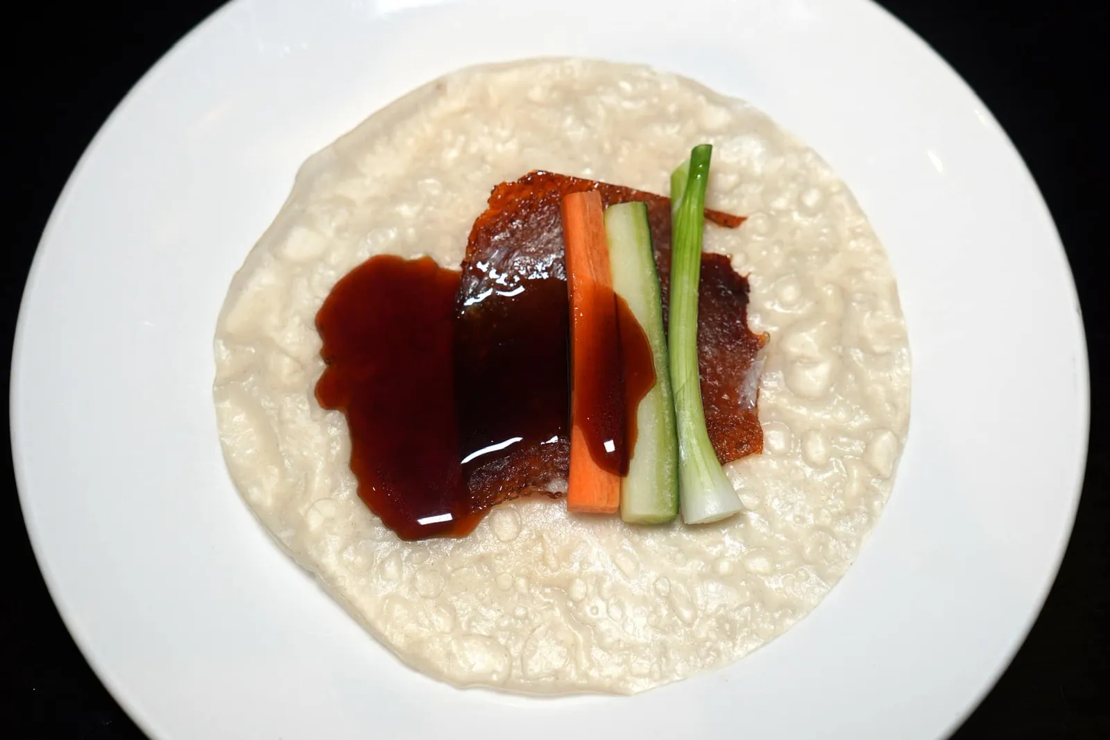 เป็ดปักกิ่ง (1,300++) Peking Duck แม้หนังเป็ดจะทำมาพอใช้ได้แต่น้ำซอสฮอยซินรสชาติหวานค่อนข้างโดด และแผ่นแป้งบางพอประมาณและผิวหน้ายังไม่สม่ำเสมอกันเท่าไหร่นัก (12/20)