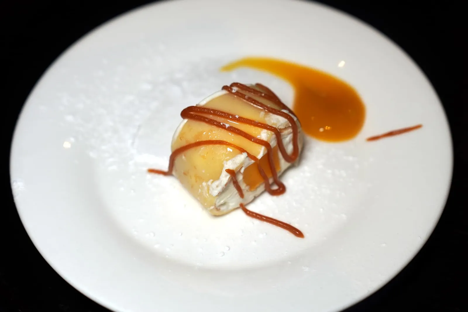 เครปมะม่วง (Complimentary) Mango Crepe ปิดท้ายมื้ออาหารด้วยการเสิร์ฟเครปมะม่วงชิ้นจิ๋วให้กับลูกค้าทุกคน