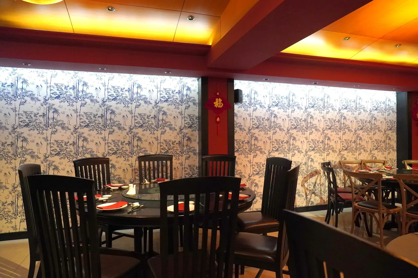 ส่วนชั้นบนนั้นให้ความเป็นส่วนตัวมากกว่า หรือใครที่มาเป็นกลุ่มทางร้านก็มีห้องส่วนตัวให้บริการเช่นกัน