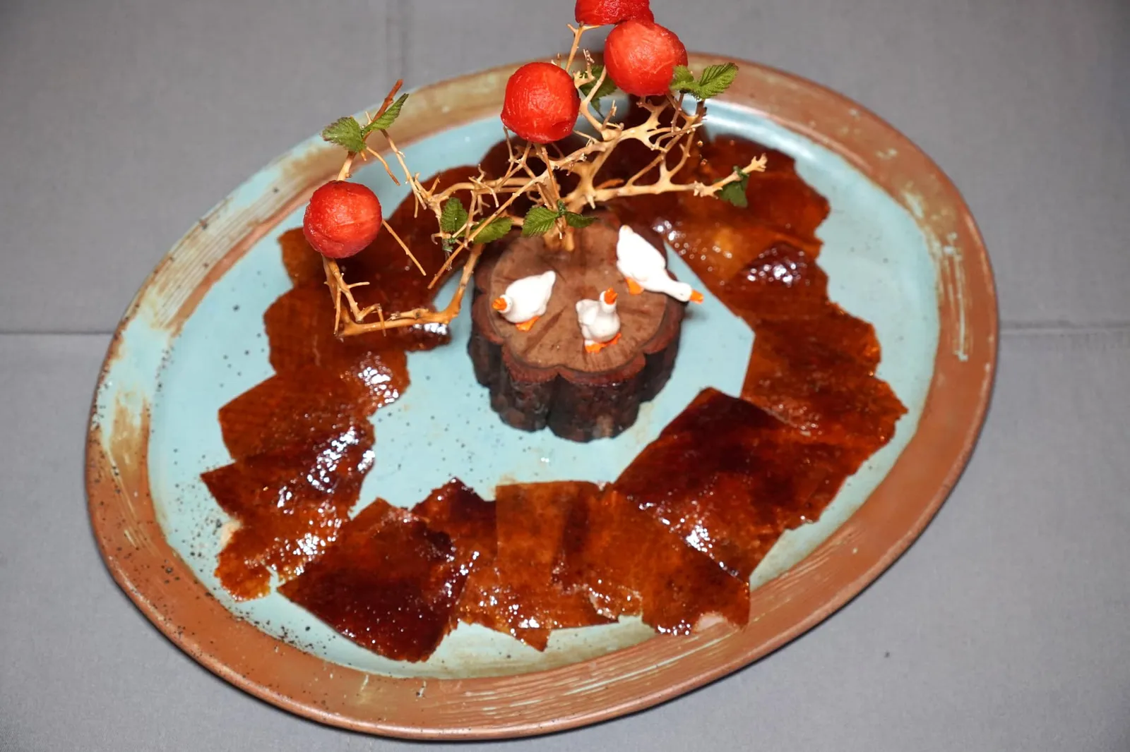เป็ดปักกิ่ง (1,300++) Peking Duck หนังเป็ดย่างมาด้วยความร้อนสูง มีกลิ่นหอม กรอบพอใช้ได้ ด้านล่างมีเนื้อแห้งบางส่วนติดมาจากการแล่อยู่บ้างแต่ถือว่าอยู่ในระดับที่พอรับได้ (12/20)