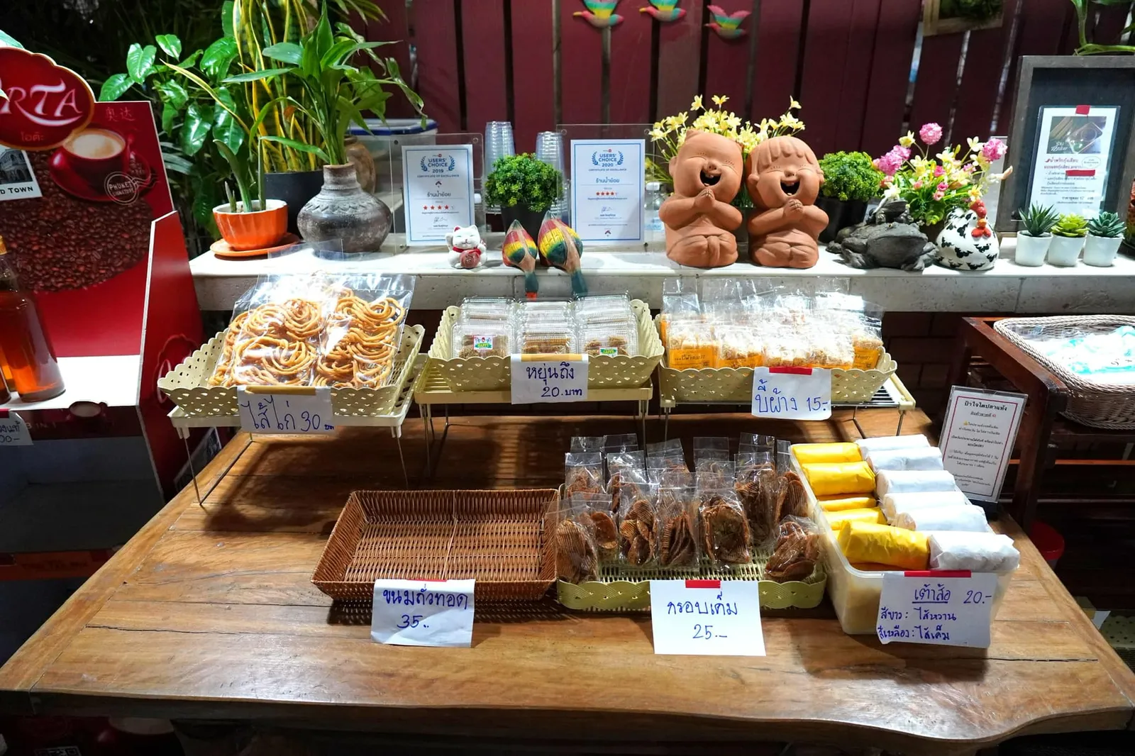 ราคาอาหารสูงกว่าร้านริมทางทั่วไปอยู่บ้างแต่ถือว่าคุ้มค่าและไม่แพงเลยเทียบกับค่าครองชีพในกรุงเทพ เราขอแนะนำเป็นอย่างมากให้ใส่ร้านน้ำย้อยเข้าไปอยู่ในแพลนสำหรับใครที่มีโอกาสแวะเข้าไปในตัวเมืองภูเก็ต
