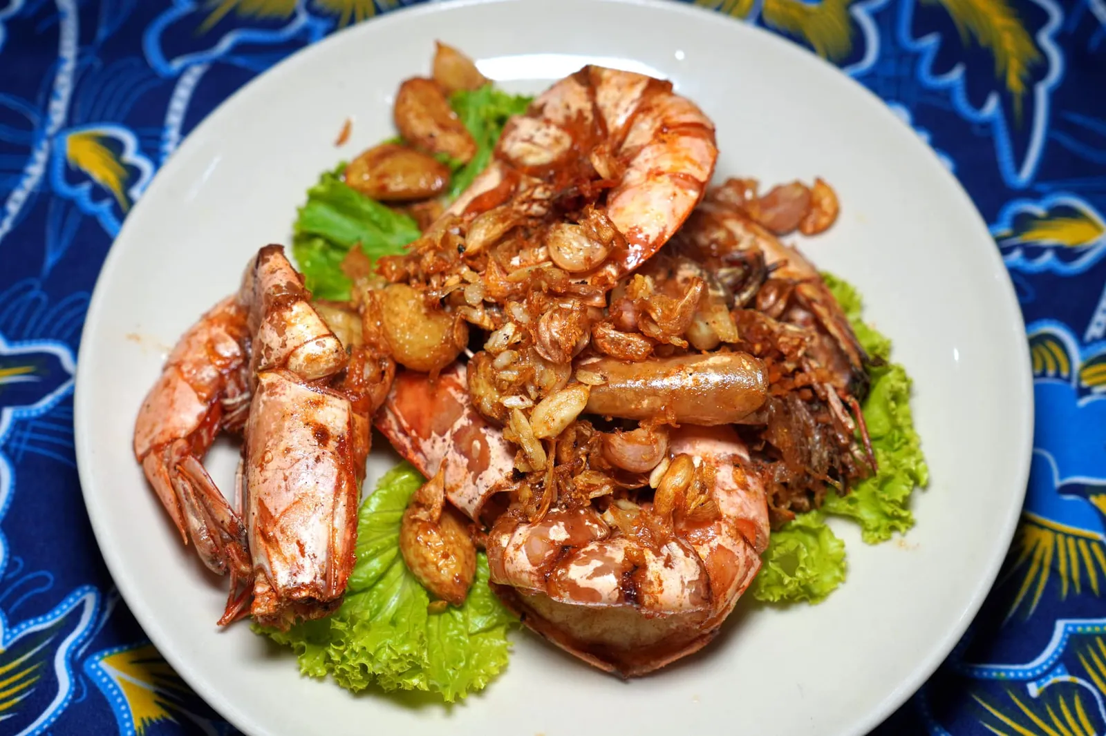 กุ้งทอดกระเทียม (430) ก่อนจะสั่งเมนูกุ้งให้สอบถามราคาประจำวันก่อนเพราะที่นี่เลือกใช้เฉพาะกุ้งใหญ่คุณภาพสูงเท่านั้นทำให้ราคาของจานกุ้งสูงกว่าอาหารทะเลอื่น ๆ อยู่บ้าง กุ้งสดมาก ๆ เนื้อแน่น ทั้งยังผ่านการทอดกับกระเทียมจนหอมเข้าเนื้อ ชิ้นกระเทียมกรอบ ขมนิด ๆ ตามมาเป็นอาฟเตอร์เทส ทางร้านผ่าหลังมาให้แล้วทำให้แกะรับประทานได้โดยง่ายอีกด้วย (13/20)