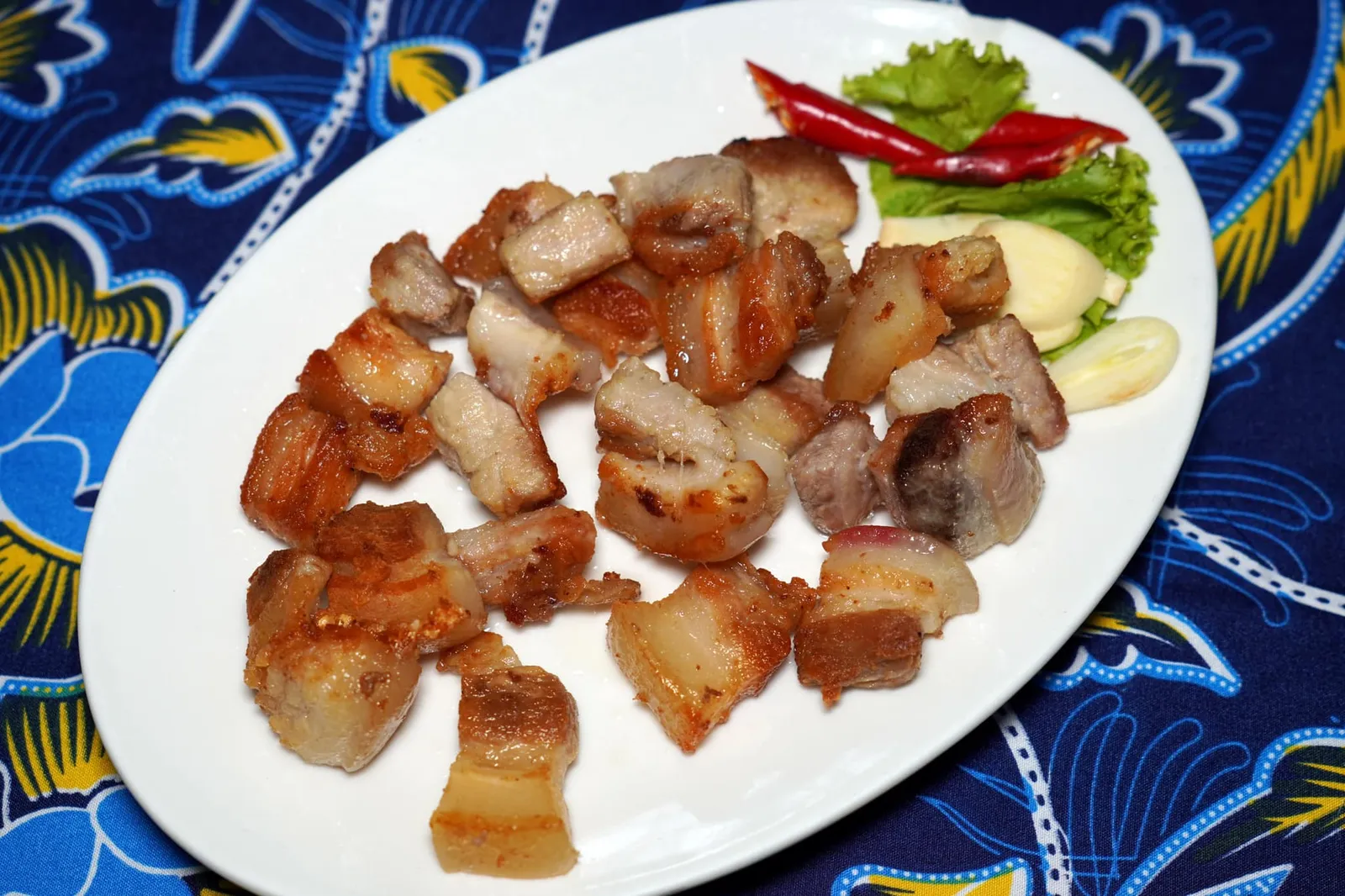 หมูคั่วเกลือ (90) หมูสามชั้นหั่นเป็นชิ้น ๆ ขนาดพอดีคำ คั่วมาอย่างดี ให้รสชาติเค็มกลมกล่อม เนื้อหมูและชั้นไขมันยังคงนุ่ม ฉ่ำ ไม่กระด้าง อยากแนะนำให้สั่งมารับประทานกันระหว่างรออาหารจานอื่น (13/20)
