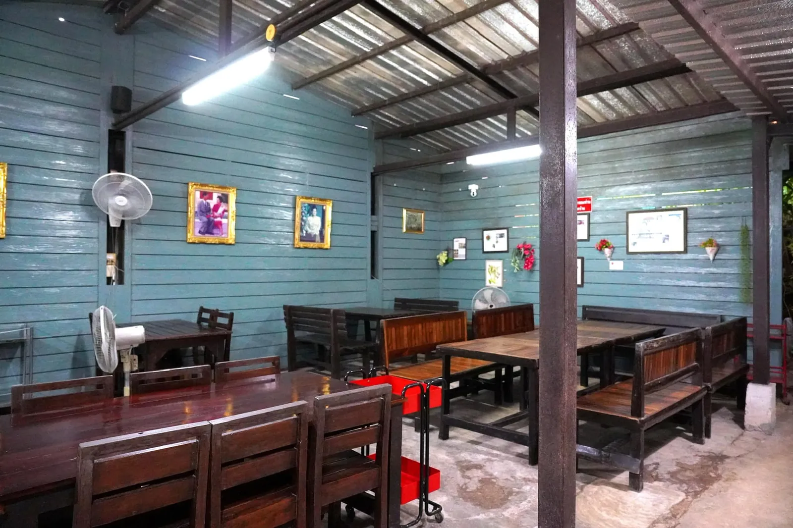 ห้องรับประทานอาหารเป็นแบบเปิดไร้ซึ่งเครื่องปรับอากาศแต่ก็รายล้อมไปด้วยแมกไม้นานาชนิด