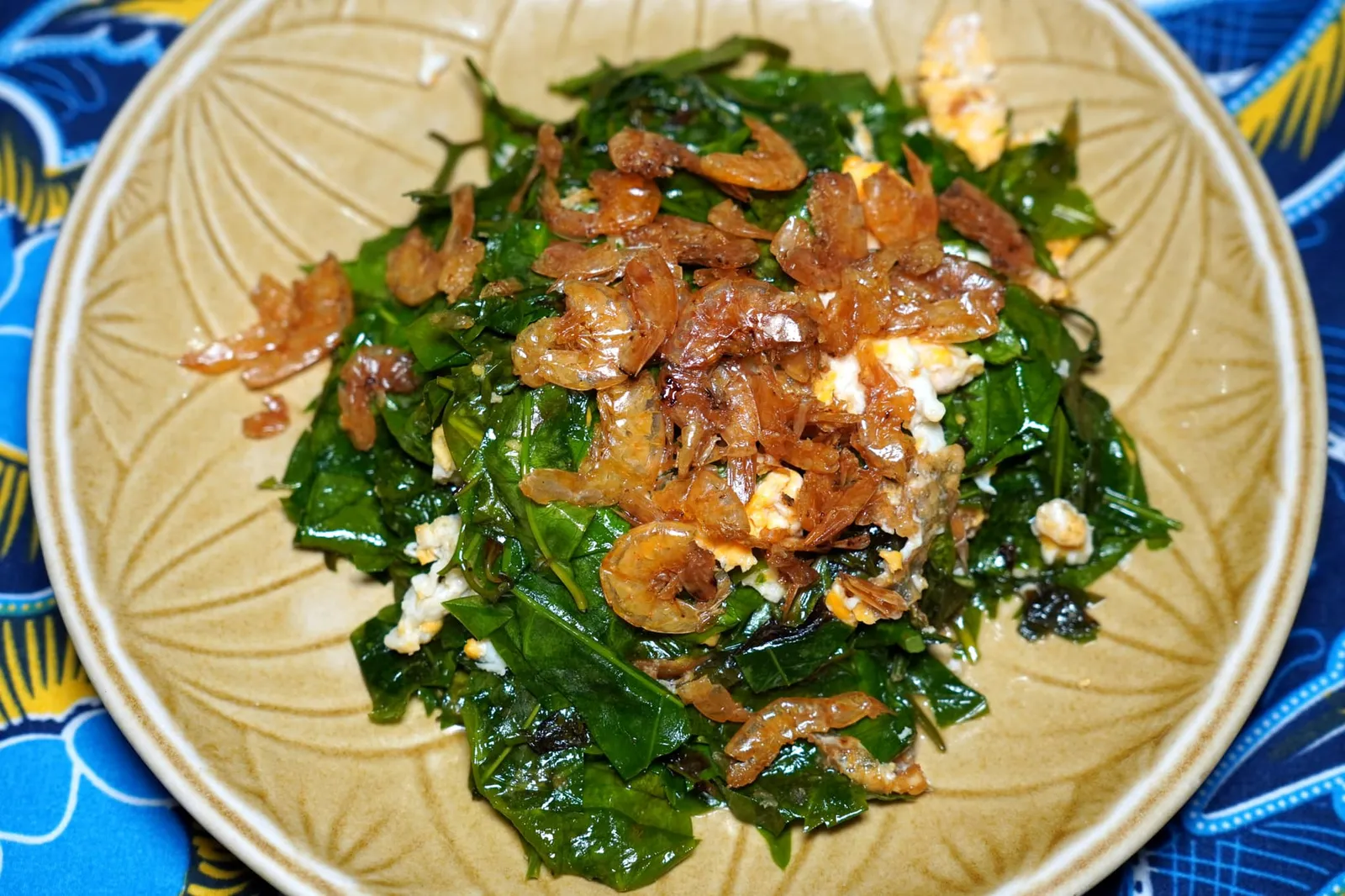 ผักเหมียงผัดไข่ + กุ้งเสียบ (130) มาร้านอาหารใต้จะมีแต่อาหารรสจัดคงไม่ได้ขอแนะนำให้สั่งใบเหมียง (หรือใบเหลียงในภาษาใต้) ผัดไข่ในกระทะไฟสูงทำให้มบเหมียงมีความนุ่ม ไม่กระด้าง แต่ก็ไม่เละ ไข่ที่ผัดมาไม่มีกลิ่นคาวไข่ขาว แนะนำให้ใส่กุ้งเสียบลงไปด้วยเพื่อเพิ่มมิติทางเนื้อสัมผัส (13/20)