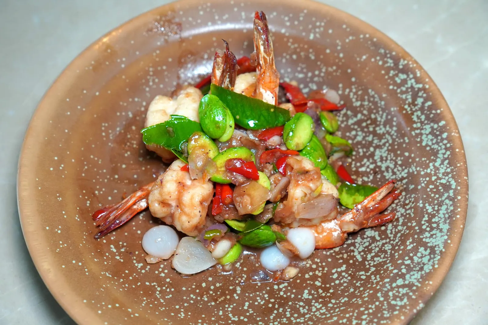 กุ้งผัดสะตอกะปิใต้ Wok-fried banana prawns, stink beans, shallot, mix chili and shrimp paste กุ้งทอดที่เชฟนำผัดต่อกับสะตอและกะปิชั้นดี เมล็ดสะตอผ่านการหั่นครึ่งให้เคี้ยวกรอบ ไม่เหนียวและไม่มีกลิ่นแรงจนเกินไป (14/20)