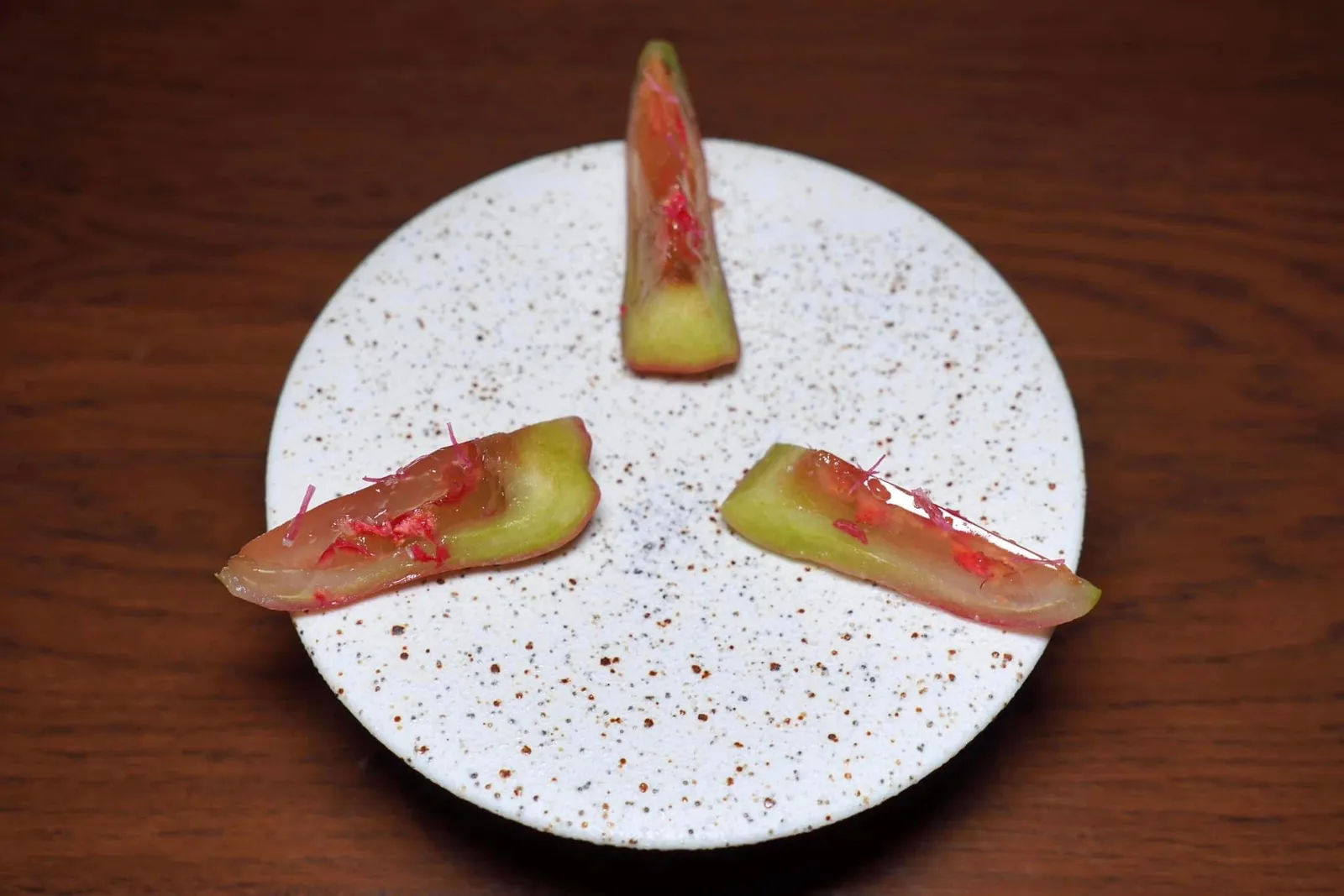 “Rose Apple & Torch Ginger, ชมพู่และดอกดาหลา” ชมพู่ฉ่ำ ๆ เตรียมมาเป็นเนิ้อชมพู่สดหั่นเป็นชิ้นท็อปด้านเจลลี่น้ำชมพู่และดอกดาหลา ([4/29)