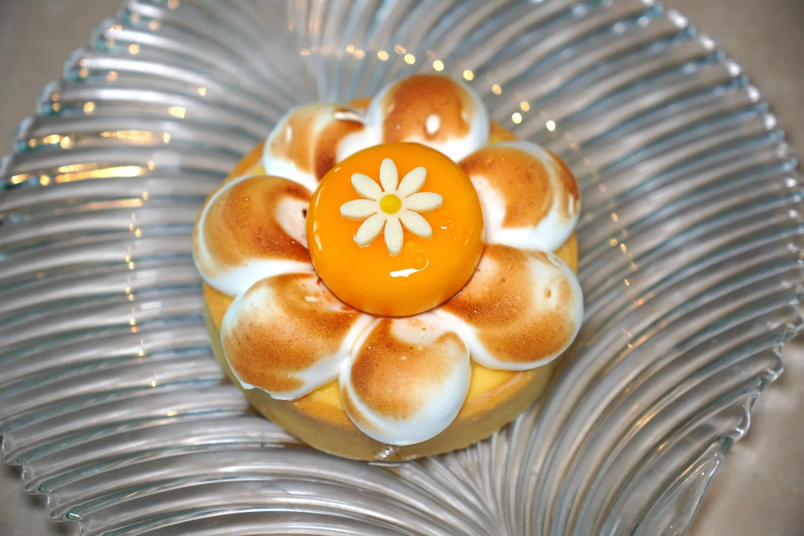 Lemon Tart (Complimentary) สำหรับใครที่ไปเฉลิมฉลองโอกาสพิเศษสามารถแจ้งตอนจองเพื่อรับขนมจากเบเกอรี่ของโรงแรมปิดท้ายมื้ออาหารเพิ่มอีก 1 อย่าง
