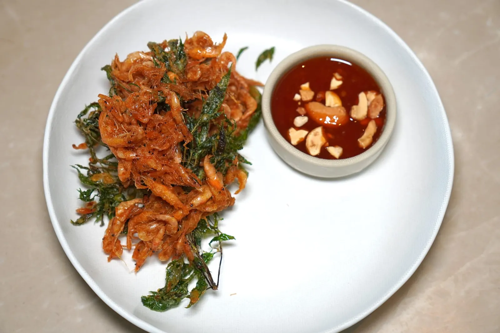เบือทอดกุ้งฝอย Deep-fried baby shrimps, seasonal leaves, turmeric batter and homemade sauce เบือทอดได้จากการนำผักไปทอดจนกรอบ ไม่อมน้ำมัน เสิร์ฟมาคู่กันกับกุ้งฝอยทอดมาเป็นแพให้ระดับความกรอบที่แตกต่างกัน ทั้งยังหอมกลิ่นขมิ้น ข้างกันคือน้ำซอสเปรี้ยวหวานที่มีความกรอบของเมล็ดมะม่วงหิมพานต์อีกด้วย (13/20)