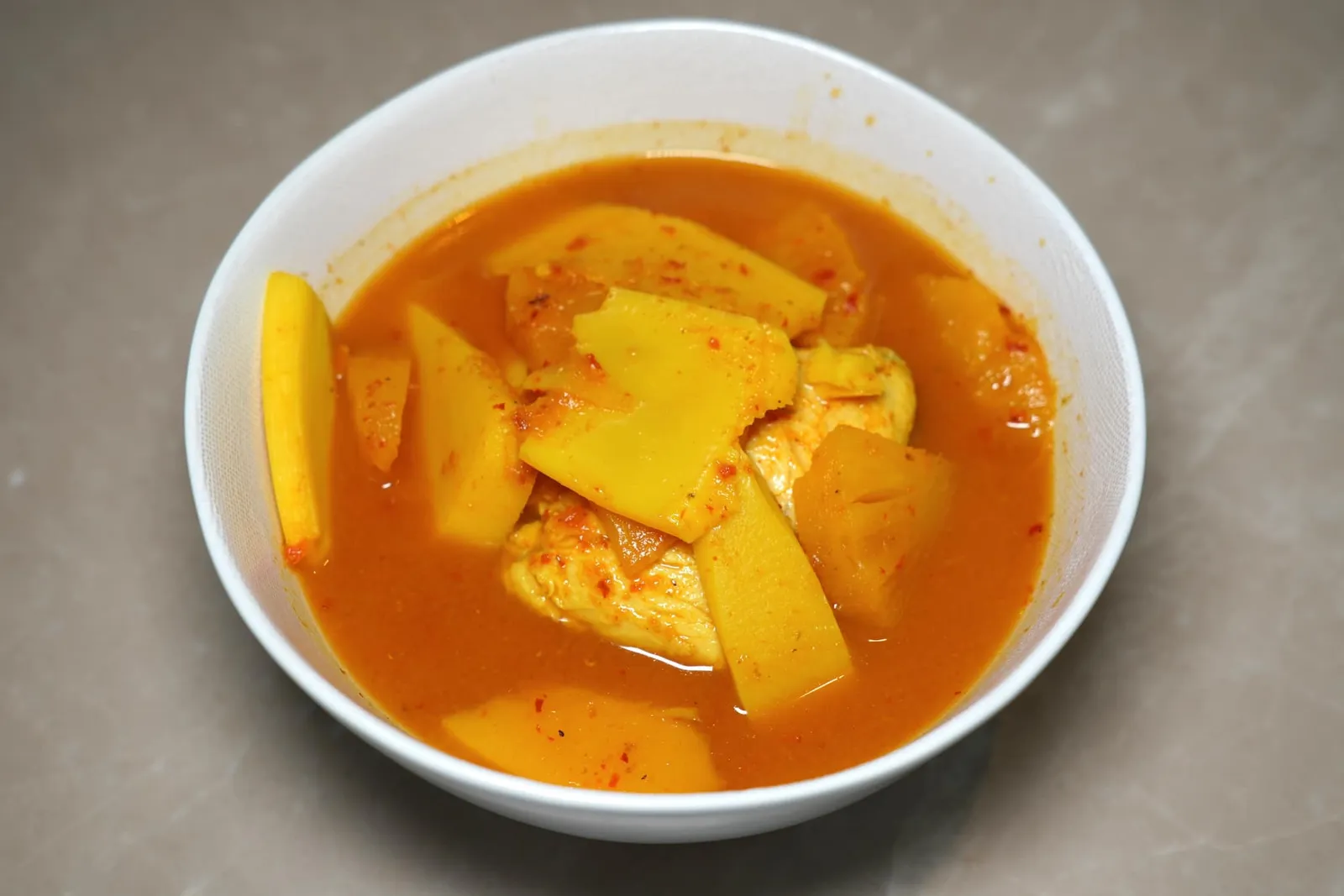 แกงส้มปลายอดมะพร้าวอ่อน Southern style hot and spicy yellow curry with heart of palm, Phuket pineapple แกงเหลืองรสชาติเผ็ดจัดจ้านเสริมด้วยความเปรี้ยวและฉ่ำของสับปะรด เนื้อปลานุ่มสุกกำลังดี ตัดกันกับความกรอบของยอดมะพร้าวอ่อนได้อย่างลงตัว (15/20)