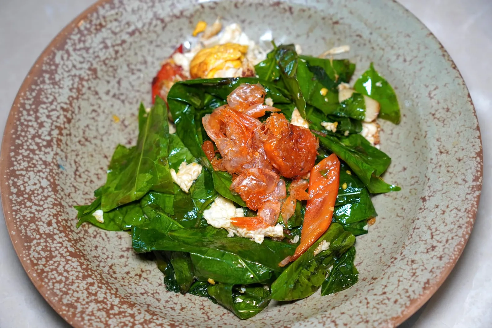 ผัดผักเหลียงใส่ไข่ Wok-fried melinjo leaves with egg, oyster sauce and smoked dried shrimp สำหรับจานผักเชฟนำเสนอผักเหลียง (หรือผักเหมียง) ผัดกับไข่และซอสหอยนางรมจนหอม อย่างไรก็ตามจานที่ได้เราได้ชิมในวันนี้พบว่าผักเหลียงยังสุกไม่เท่ากันทุกใบทำให้มีบางใบยังคงความกระด้างอยู่บ้าง ยังมีกุ้งแห้งรมควันท็อปมาด้านบนช่วยเพิ่มมิติทางเนื้อสัมผัสขณะเคี้ยว (12/20)