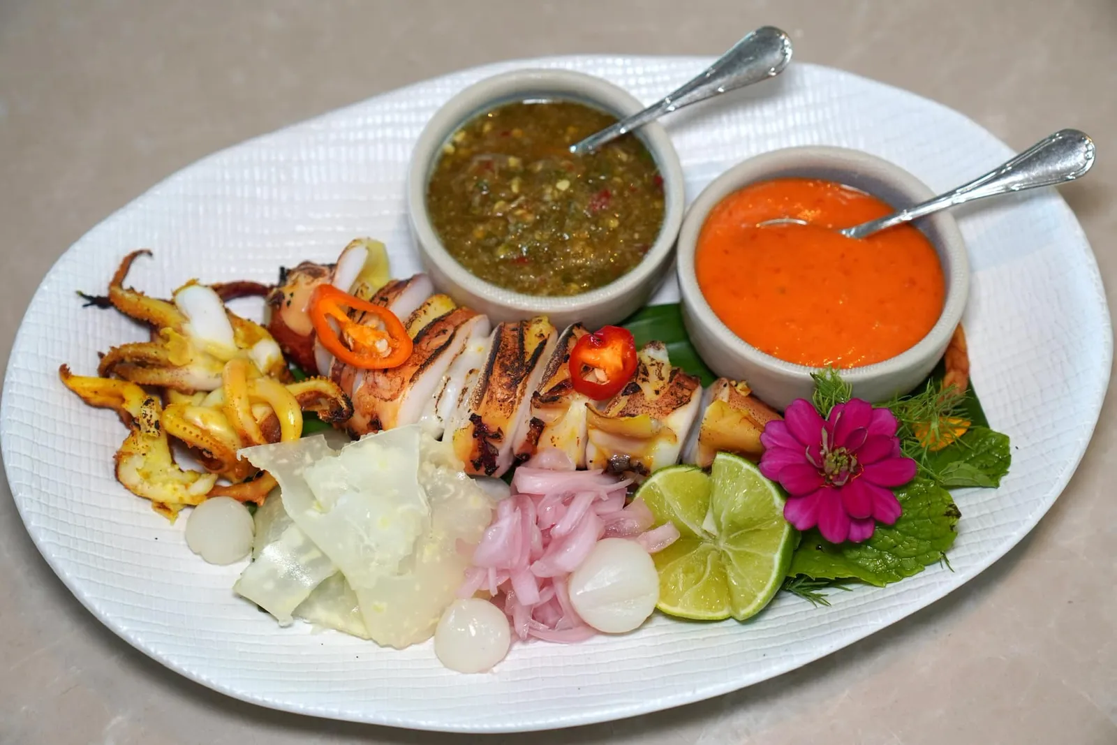 ปลาหมึกย่างขมิ้น Southern style grilled marinated squid with turmeric, kaffir lime leaves and herbs หมึกไข่ตัวโตทาขมิ้นย่างจนสุก ไข่ตรงกลางนุ่มมาก ๆ เชฟเสิร์ฟมากับน้ำจิ้มซีฟู้ดและซอสสูตรลับของห้องอาหารพระนคร (13/20)