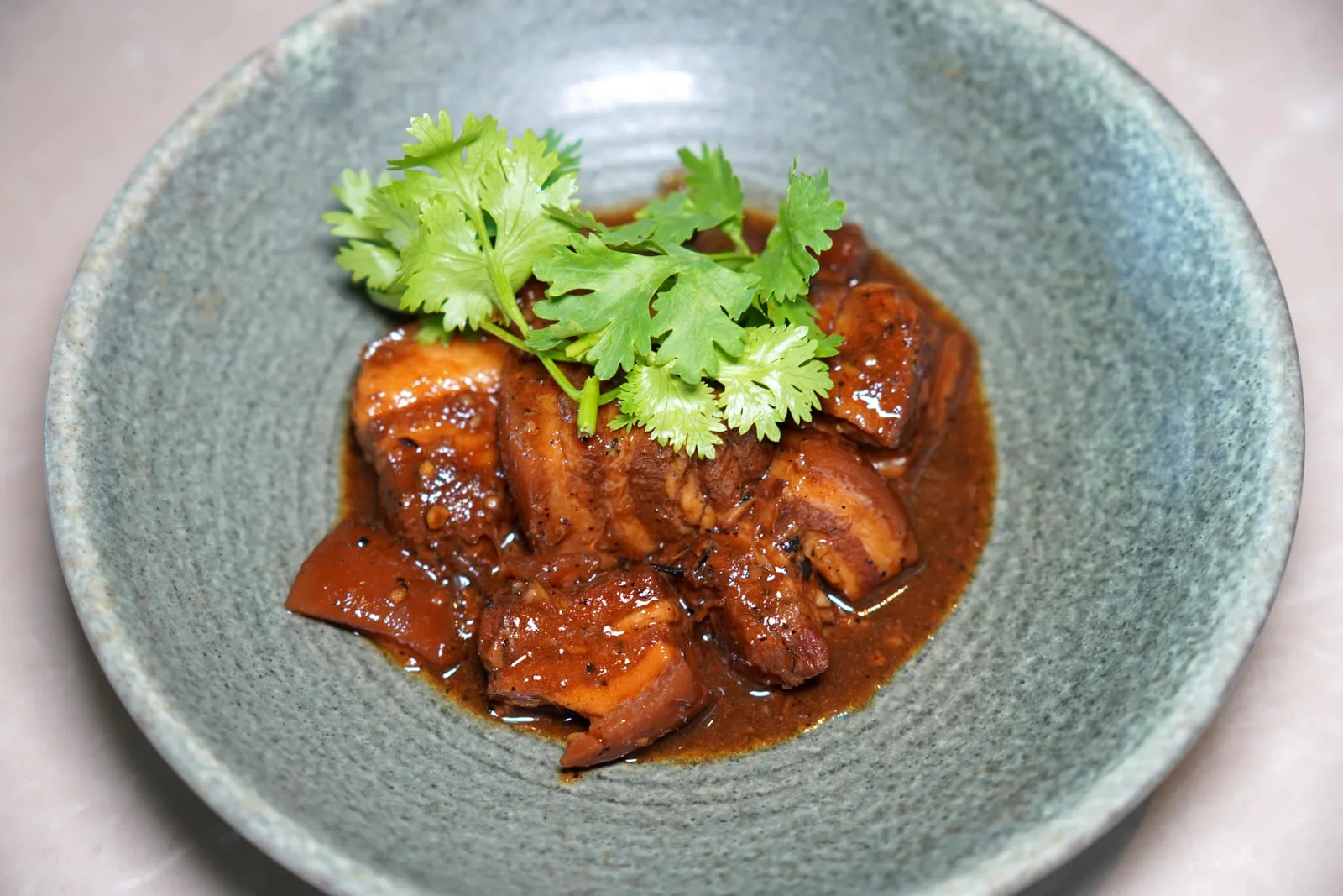 หมูฮ้อง Phuket style braised kurubota pork belly with spices, coriander เชฟใช้หมูคุโรบุตะตุ๋นกับเครื่องเทศจนนุ่มละลายพ่วงไปกับรสชาติอันหวานกลมกล่อมชนิดที่เคี้ยวไม่แรงก็ละลายไปได้ในปากห่อนจะท็อปด้วยผักชีเป็นอันพร้อมเสิร์ฟ (14/20)