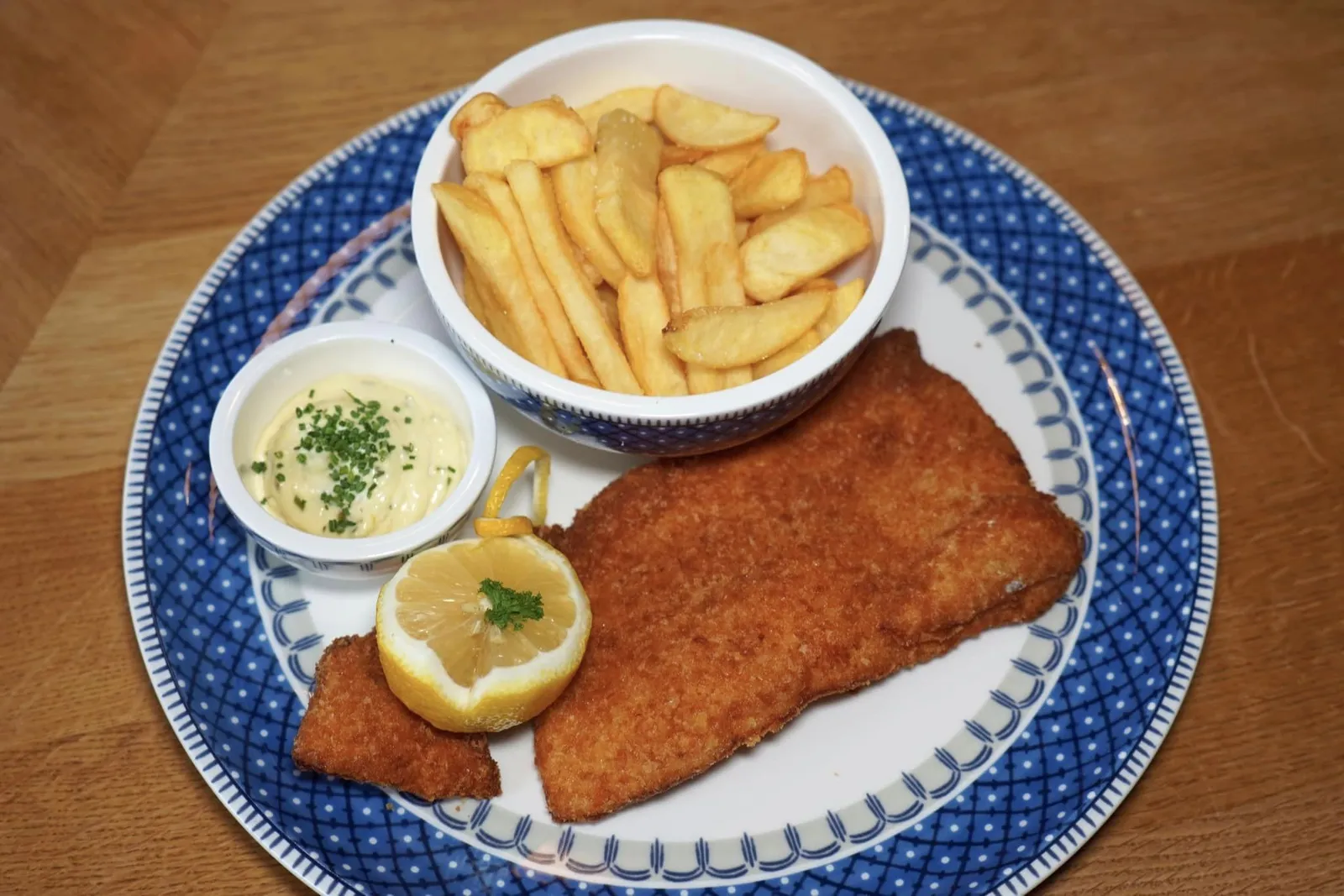 Baked fillet of trout (16.5 €) breaded in white bread with lemon, rémoulade sauce potato-cucumber-salad or broad French fries ปลาเทร้าต์ชุบเกล็ดขนมปังทอดกรอบ ๆ ไม่อมน้ำมัน กรอบนอก ฉ่ำใน บีบเลมอนลงไปสัดนิดเพื่อเติมรสเปรี้ยว ขอแนะนำให้รับประทานสลับกันไปกับเฟร้นช์ฟรายส์ที่เสิร์ฟมาด้วยกัน (14/20)