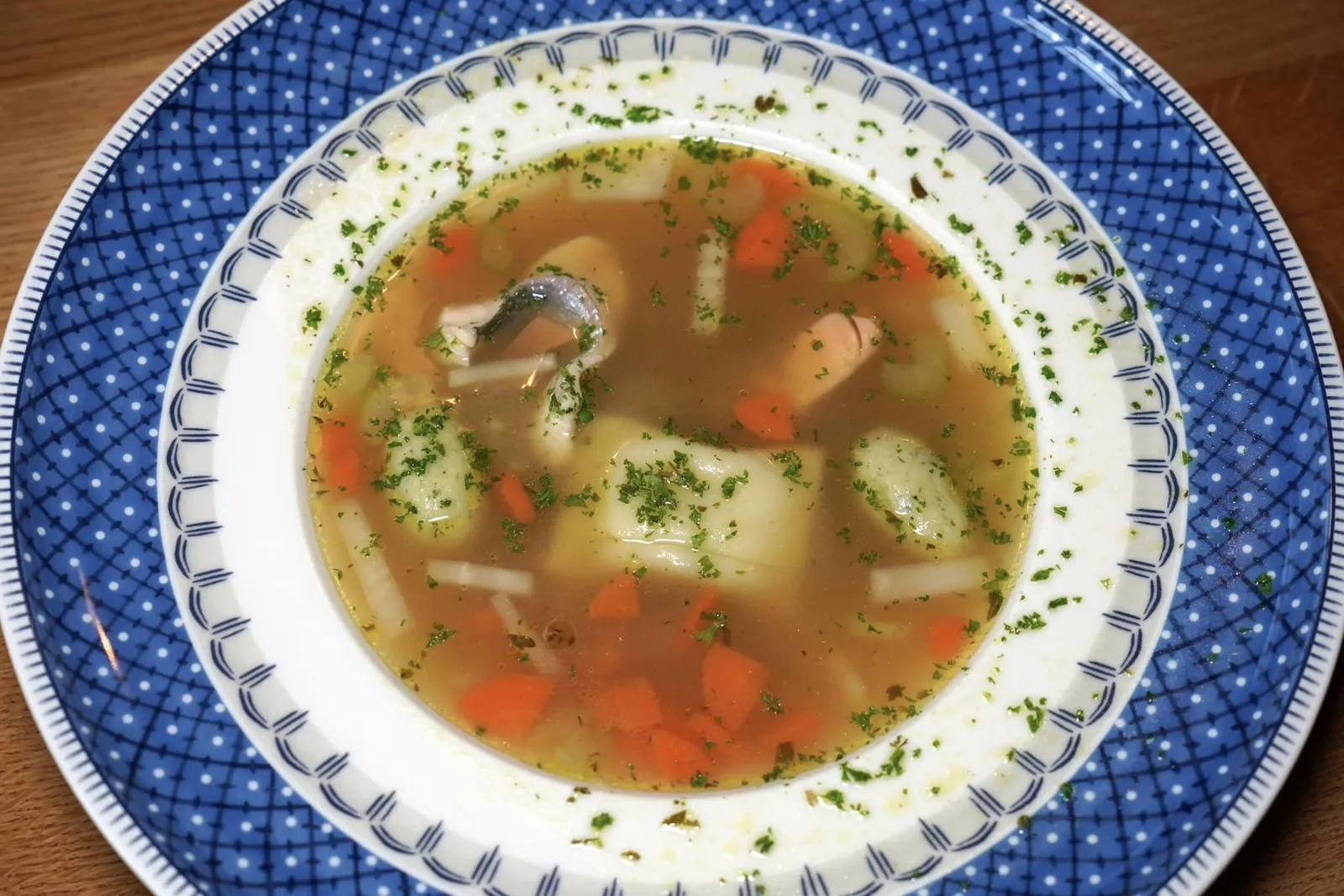Buhlbach trout soup (14 €) with fillet of char, trout dumplings, Swabian noodles of salmon trout and fine vegetables and Forellenhof bread ซุปปลาเทร้าต์เสิร์ฟมาพร้อมกับเนื้อปลา Char องค์ประกอบตรงกลางคือเกี๊ยวนุ่ม ๆ สไตล์ Swabian สอดไส้เนื้อปลาเทร้าต์ เมื่อรัยประทานจะได้เนื้อสัมผัสที่แตกต่างกันไปในทุก ๆ คำนั่นเอง (14/20)