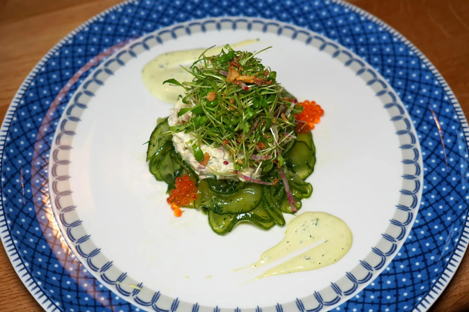 Tartare of smoked fillet of trout (17 €) with marinated cucumber, herb sour cream and Forellenhof bread ปลาเทร้าต์รมควันจนหอมจากนั้นนำมาสับเกือบละเอียดเป็น Tartare ล้อมรอบด้วยแตงกวาดอง เชฟเสริมรสชาติด้วยความนัวของ Sour Cream และอโรมาหอม ๆ ของสมุนไพร ยังมีไข่ปลาเทร้าต์ที่เคี้ยวแล้วแตกในปากช่วยเพิ่มมิติทางเนื้อสัมผัสอีกด้วย (13/20)
