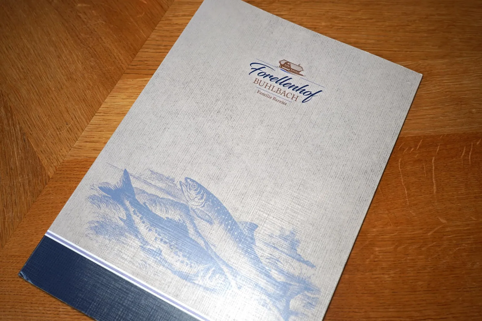 🎗 Restaurant Bareiss เป็นห้องอาหารระดับ 🌟🌟🌟 3 MICHELIN Stars ที่โด่งดังมากในภูมิภาค Baden-Württemberg อย่างไรก็ตามในครั้งนี้เราเดินทางออกมาทางทิศตะวันตกราว 6.5 กิโลเมตร ณ หมู่บ้านเล็ก ๆ ชื่อว่า Buhlbach ซึ่งเป็นที่ตั้งของฟาร์มเพาะพันธุ์ปลาเก่าแก่ที่เปิดทำการมาตั้งแต่ปี 1908 นามว่า Fischerstüble โดย