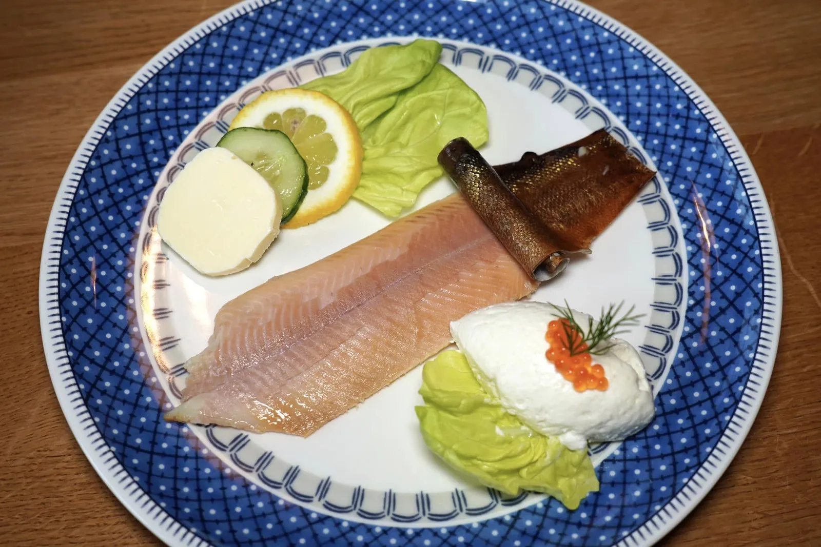 Smoked fillet of trout (12.5 €) Buhlbach trout smoked over beechwood with creamed horseradish and Forellenhof bread เริ่มต้นด้วยเมนูที่ได้จากการนำปลาเทร้าต์ไปรมควันไม้บีชจนหอมเข้าเนื้อ เนื้อสัมผัสของตัวปลาดีงามไร้ที่ติ ส่วนหนังได้รับการพันม้วนมาสวยงามให้เนื้อสัมผัสเคี้ยวหนึบไร้ซึ่งกลิ่นคาว เชฟแนะนำให้รับประทานคู่กับ Horseradish Cream และผักหรือขนมปังกรอบ (14/20)