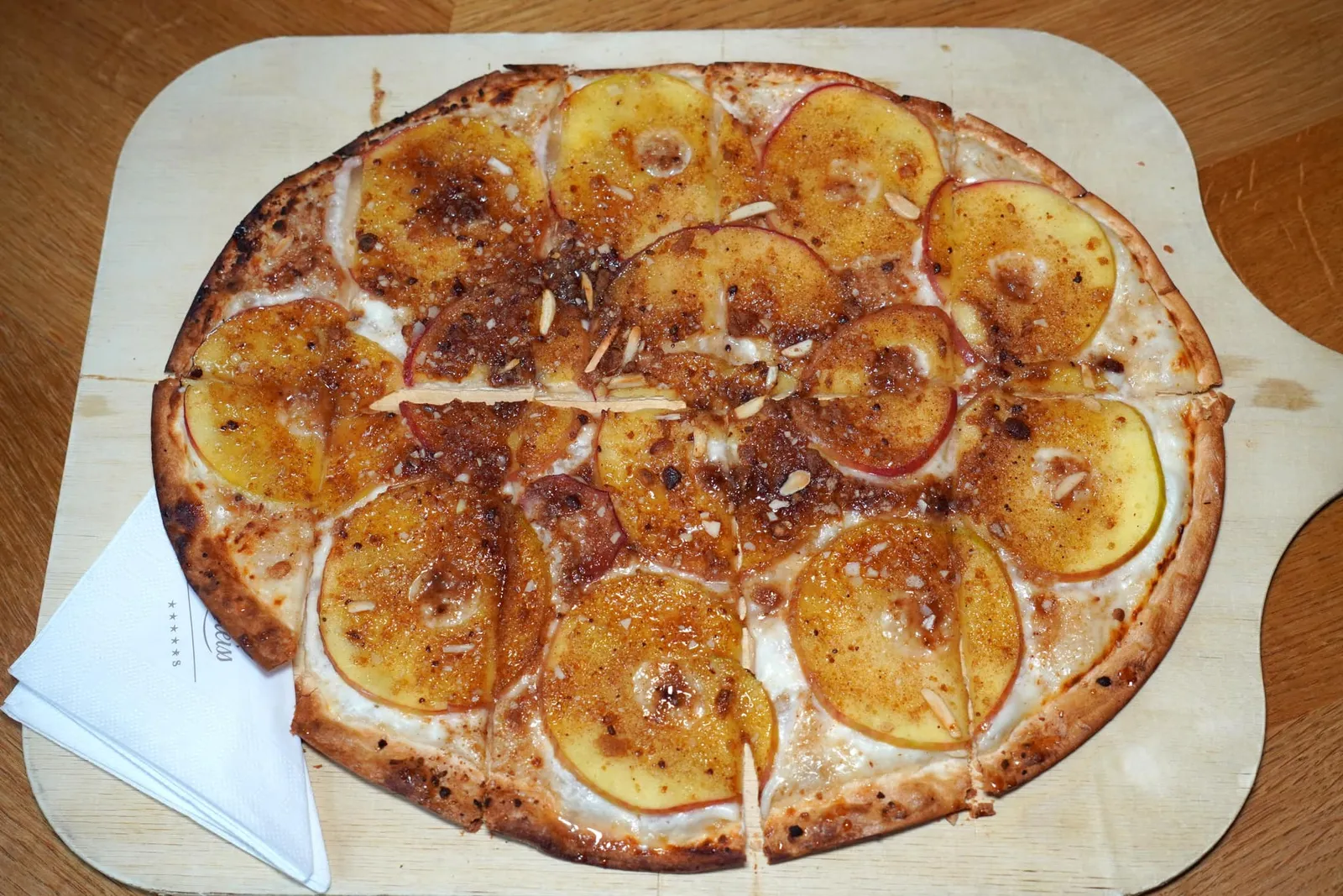 BratapfelflammKuchen with Marzipan and chestnut cream (12.8 €) BratapfelflammKuchen เป็นของหวานท้องถิ่นมีลักษณะคล้ายแป้งพิซซ่ากรอบ ๆ ท็อปด้วยมาร์ซิพานและครีมเกาลัดหวาน ๆ (14/20)